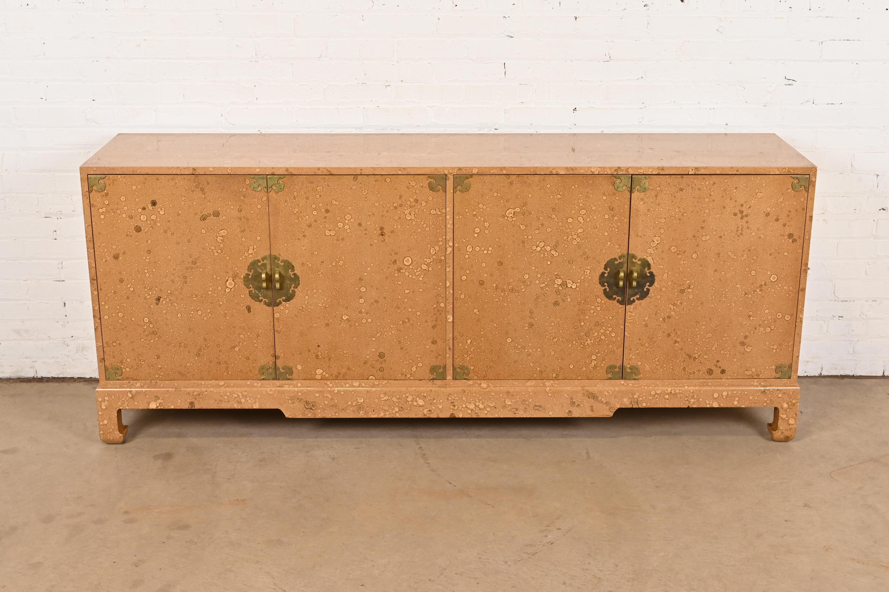 Baker Möbel Stil Hollywood Regency Chinoiserie Faux Wurzelholz Sideboard (amerikanisch) im Angebot