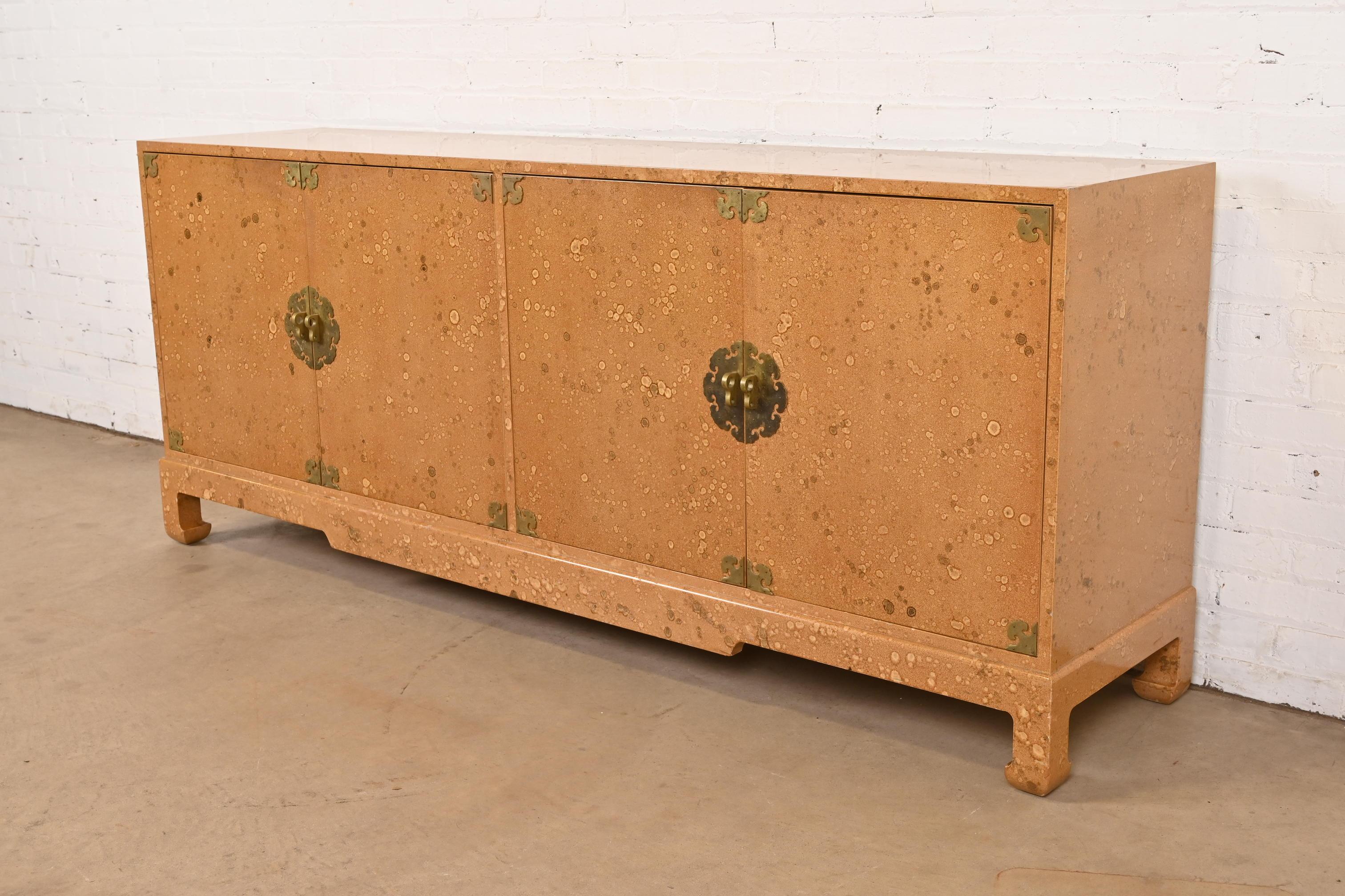 Baker Möbel Stil Hollywood Regency Chinoiserie Faux Wurzelholz Sideboard im Zustand „Gut“ im Angebot in South Bend, IN