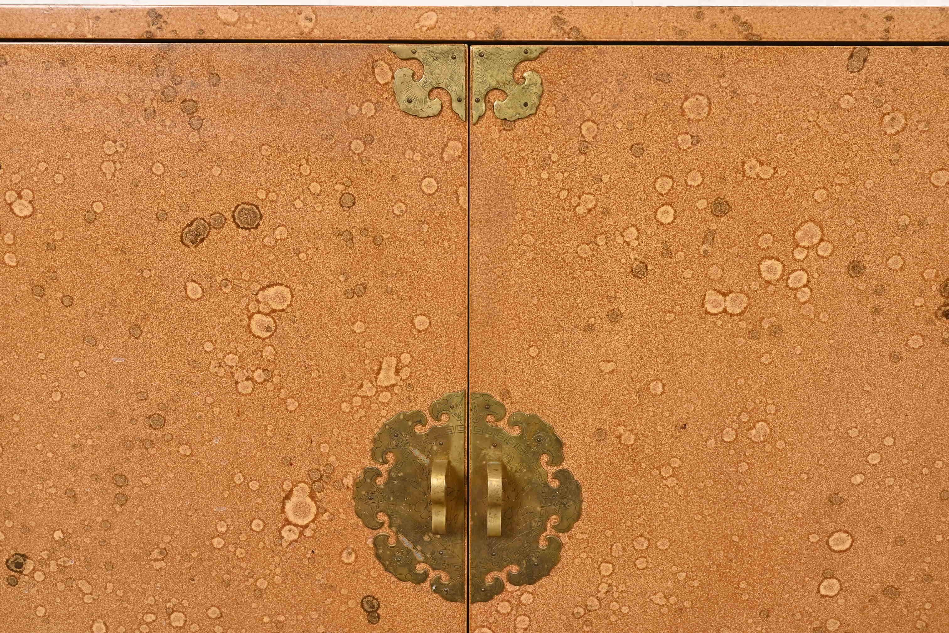 Baker Möbel Stil Hollywood Regency Chinoiserie Faux Wurzelholz Sideboard im Angebot 1