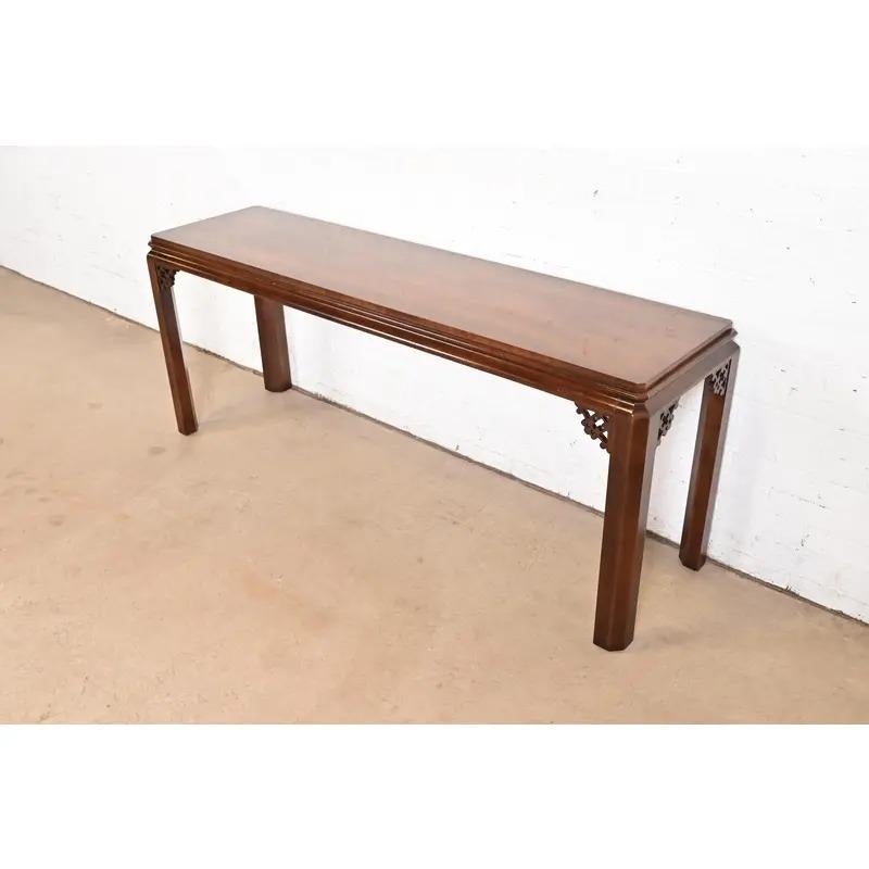 Una preciosa consola o mesa de sofá de estilo Chinoiserie Hollywood Regency de mediados de siglo

A la manera de Michael Taylor para Baker Furniture

EE.UU., alrededor de 1960

Caoba tallada, con diseño de influencia asiática.

Medidas: 66