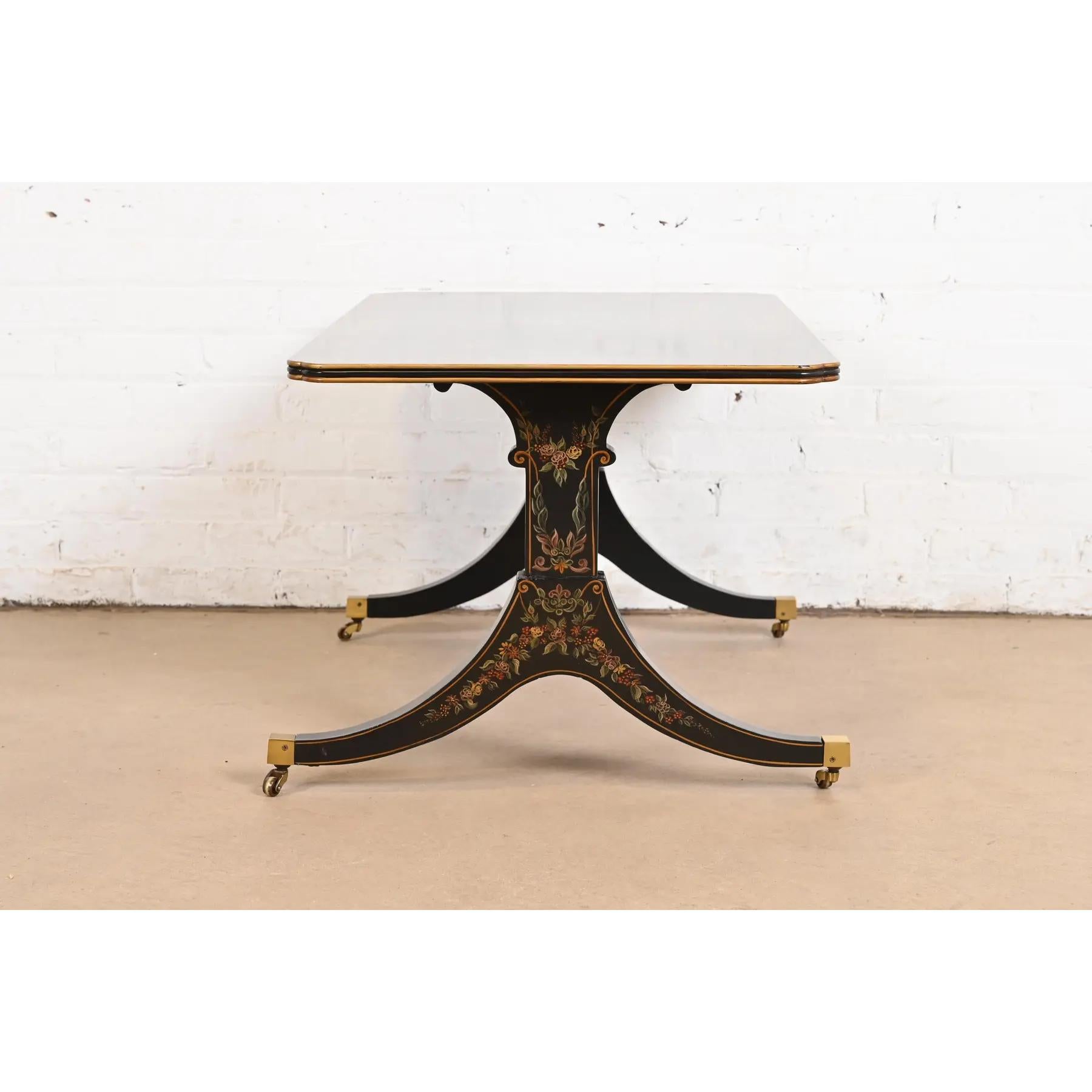 Table basse de style Régence italienne peinte à la main et laquée noire en vente 4