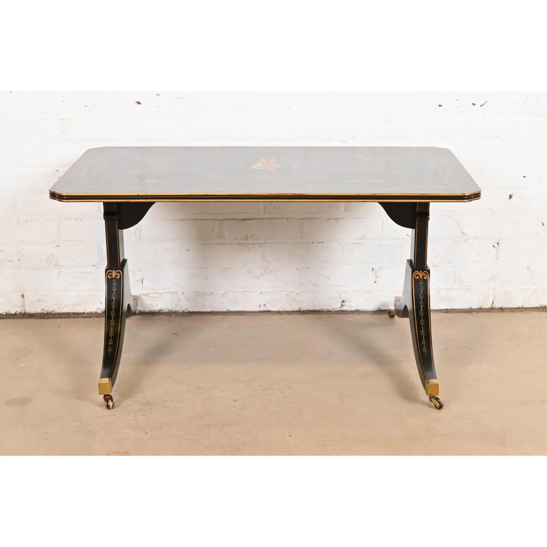 Table basse de style Régence italienne peinte à la main et laquée noire en vente 5