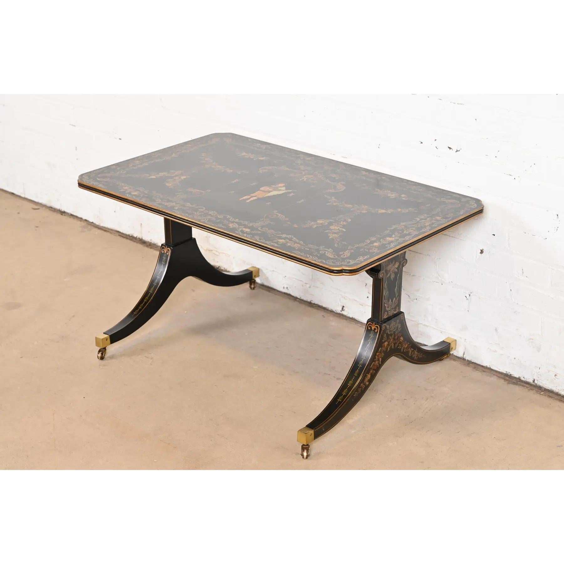 Exceptionnel double guéridon italien de style néoclassique ou Régence Louis XVI

À la manière des meubles Baker

USA, Circa 1960

Bois laqué noir, avec garniture dorée, scène italienne peinte à la main, et pieds coiffés de laiton sur roulettes en