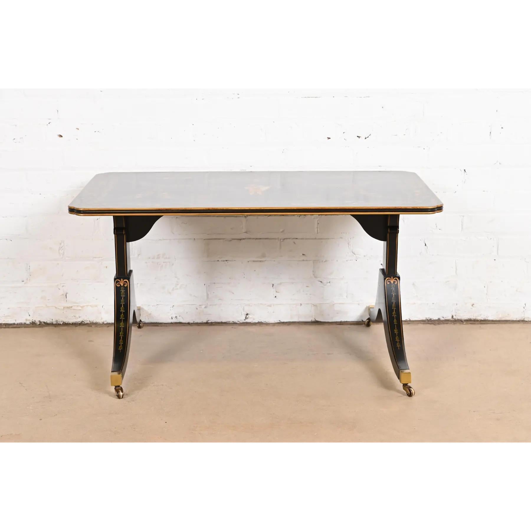 Louis XVI Table basse de style Régence italienne peinte à la main et laquée noire en vente
