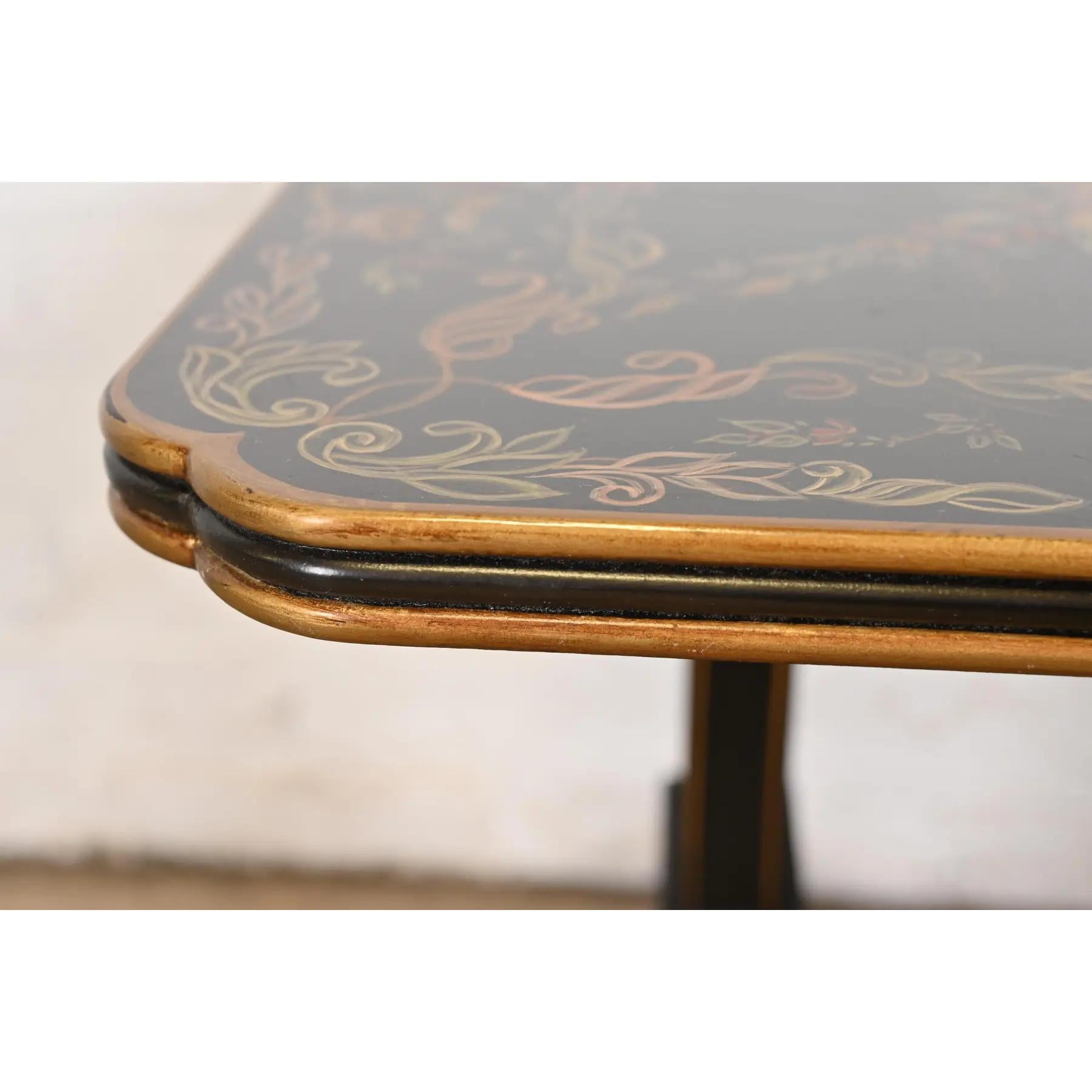 Table basse de style Régence italienne peinte à la main et laquée noire en vente 2