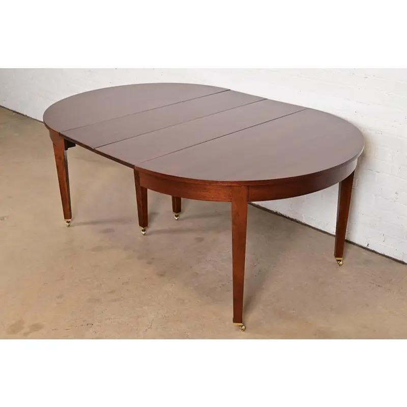 Mesa de comedor extensible estilo Luis XVI de Baker Furniture, recién acabada en venta 4