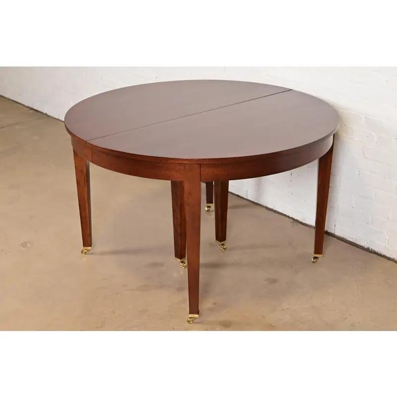 Mesa de comedor extensible estilo Luis XVI de Baker Furniture, recién acabada en Bueno estado para la venta en South Bend, IN