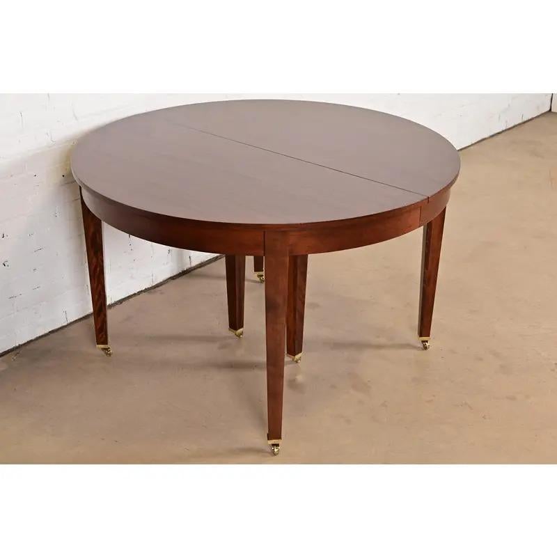 Mesa de comedor extensible estilo Luis XVI de Baker Furniture, recién acabada mediados del siglo XX en venta