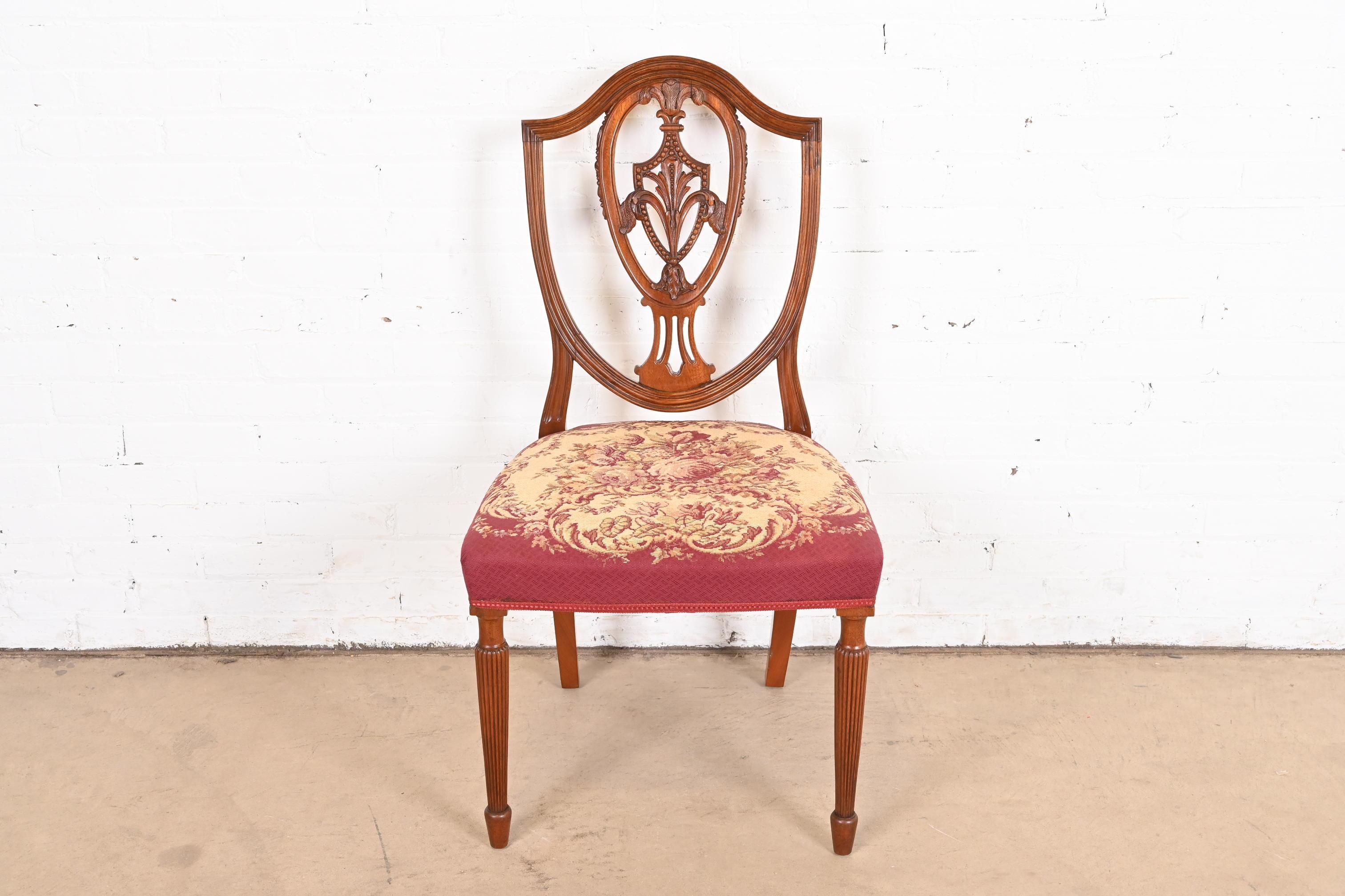 Ensemble de huit chaises de salle à manger Louis XVI à dossier bouclier en acajou de style Baker Furniture en vente 3