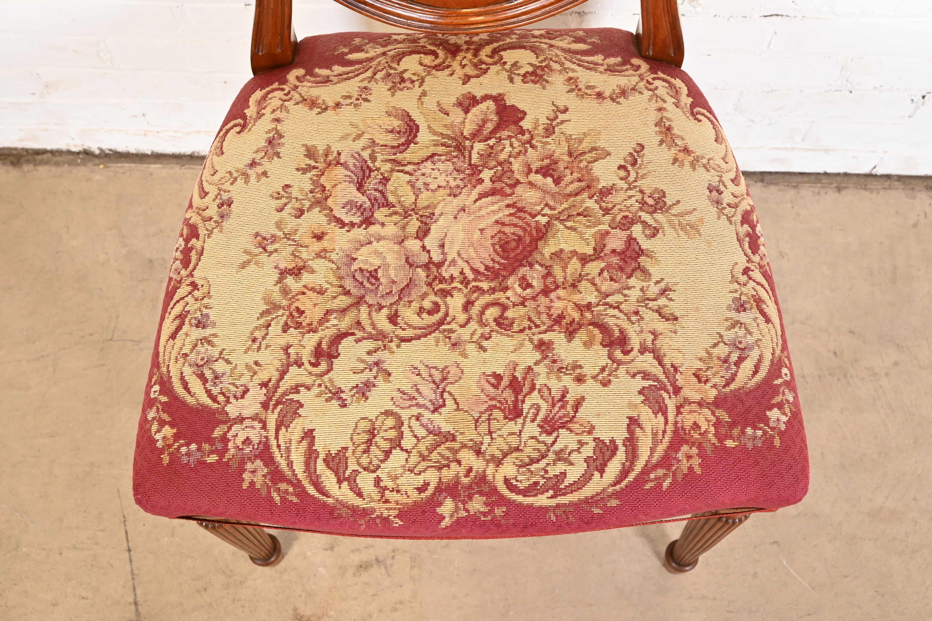 Ensemble de huit chaises de salle à manger Louis XVI à dossier bouclier en acajou de style Baker Furniture en vente 5