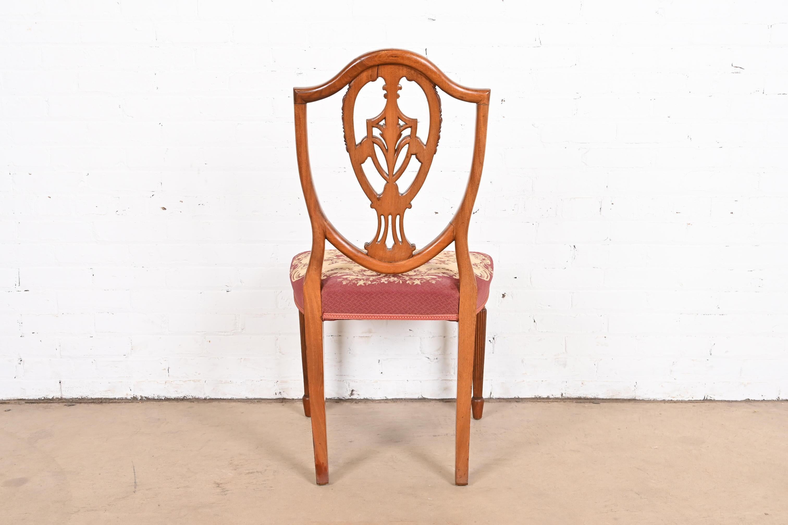 Ensemble de huit chaises de salle à manger Louis XVI à dossier bouclier en acajou de style Baker Furniture en vente 6