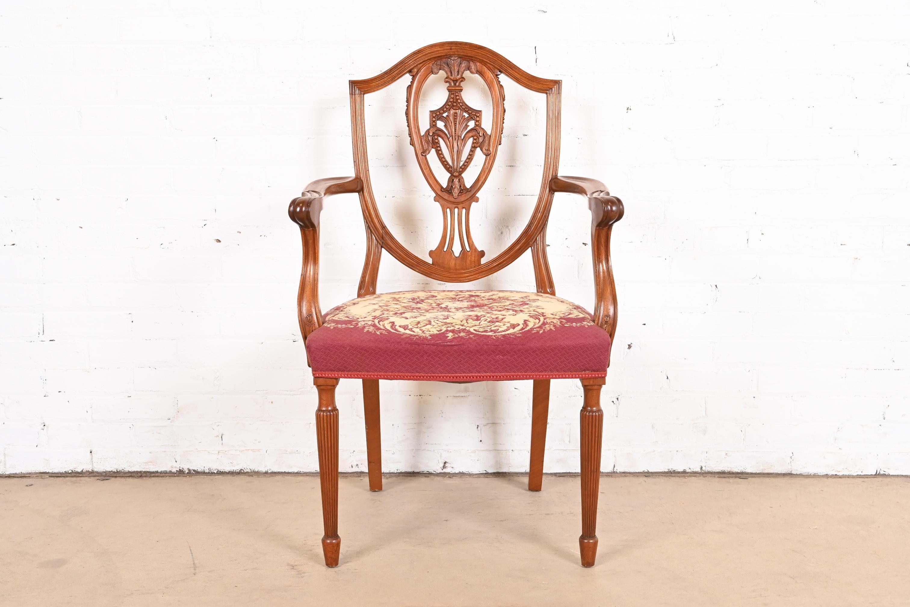 Ensemble de huit chaises de salle à manger Louis XVI à dossier bouclier en acajou de style Baker Furniture en vente 8