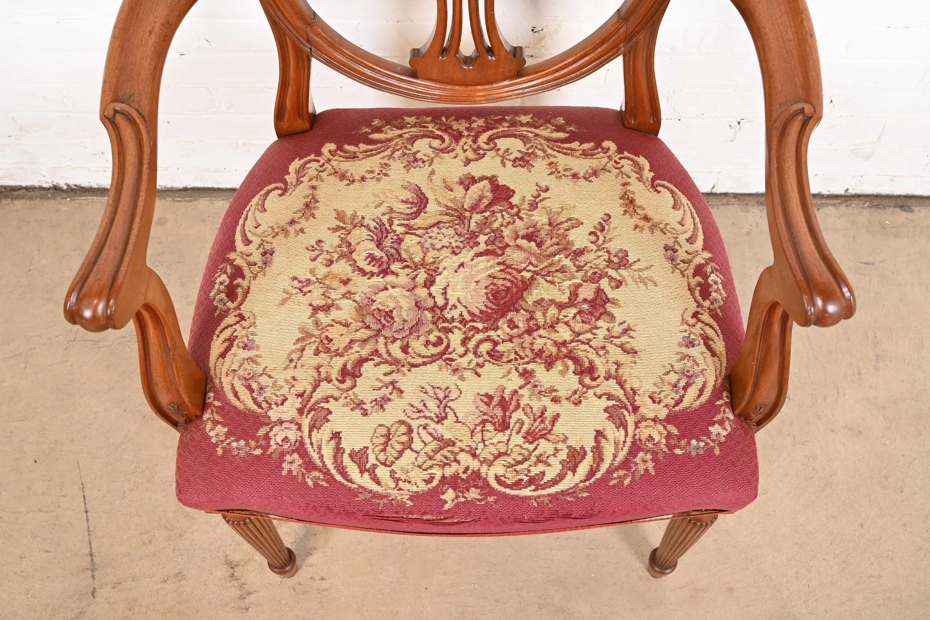 Ensemble de huit chaises de salle à manger Louis XVI à dossier bouclier en acajou de style Baker Furniture en vente 11