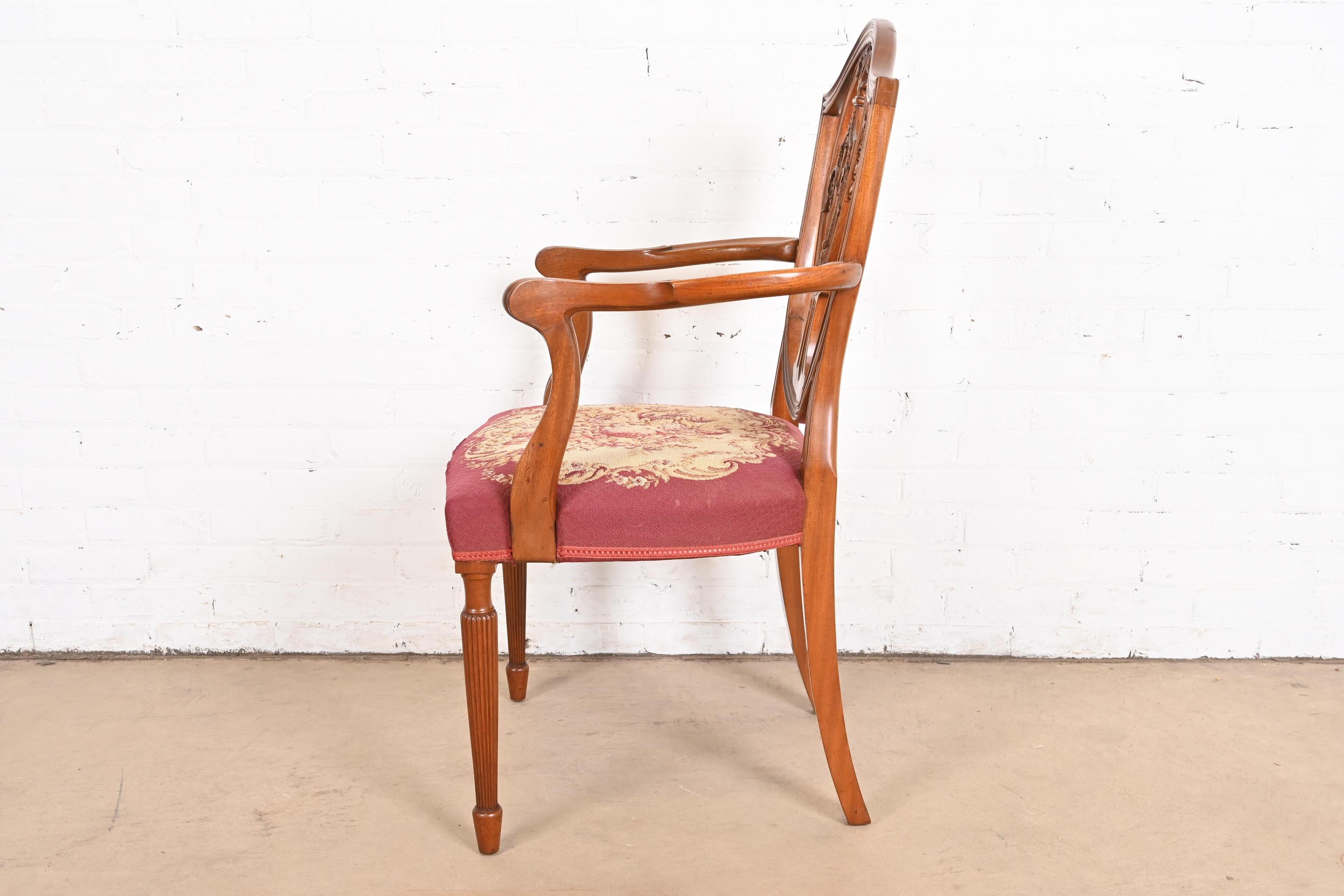 Ensemble de huit chaises de salle à manger Louis XVI à dossier bouclier en acajou de style Baker Furniture en vente 12