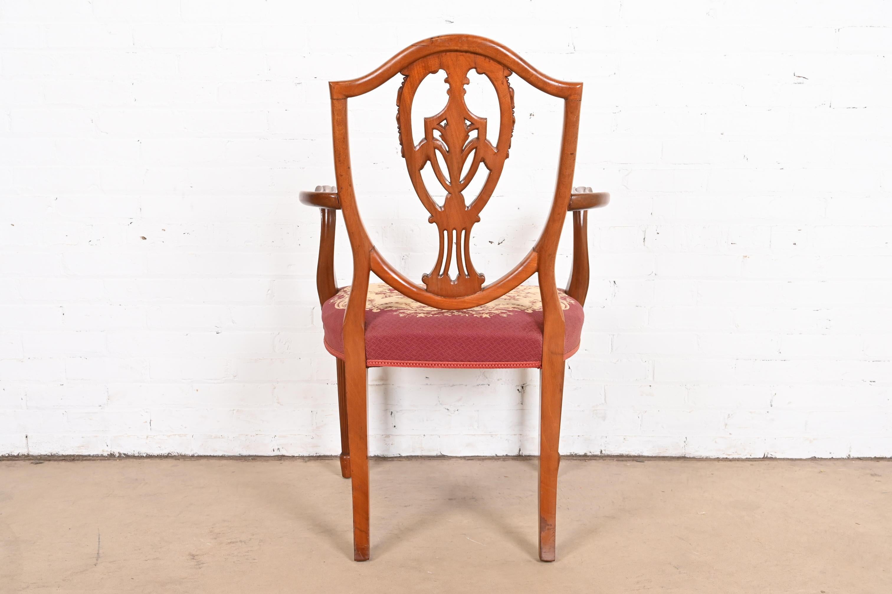 Ensemble de huit chaises de salle à manger Louis XVI à dossier bouclier en acajou de style Baker Furniture en vente 13
