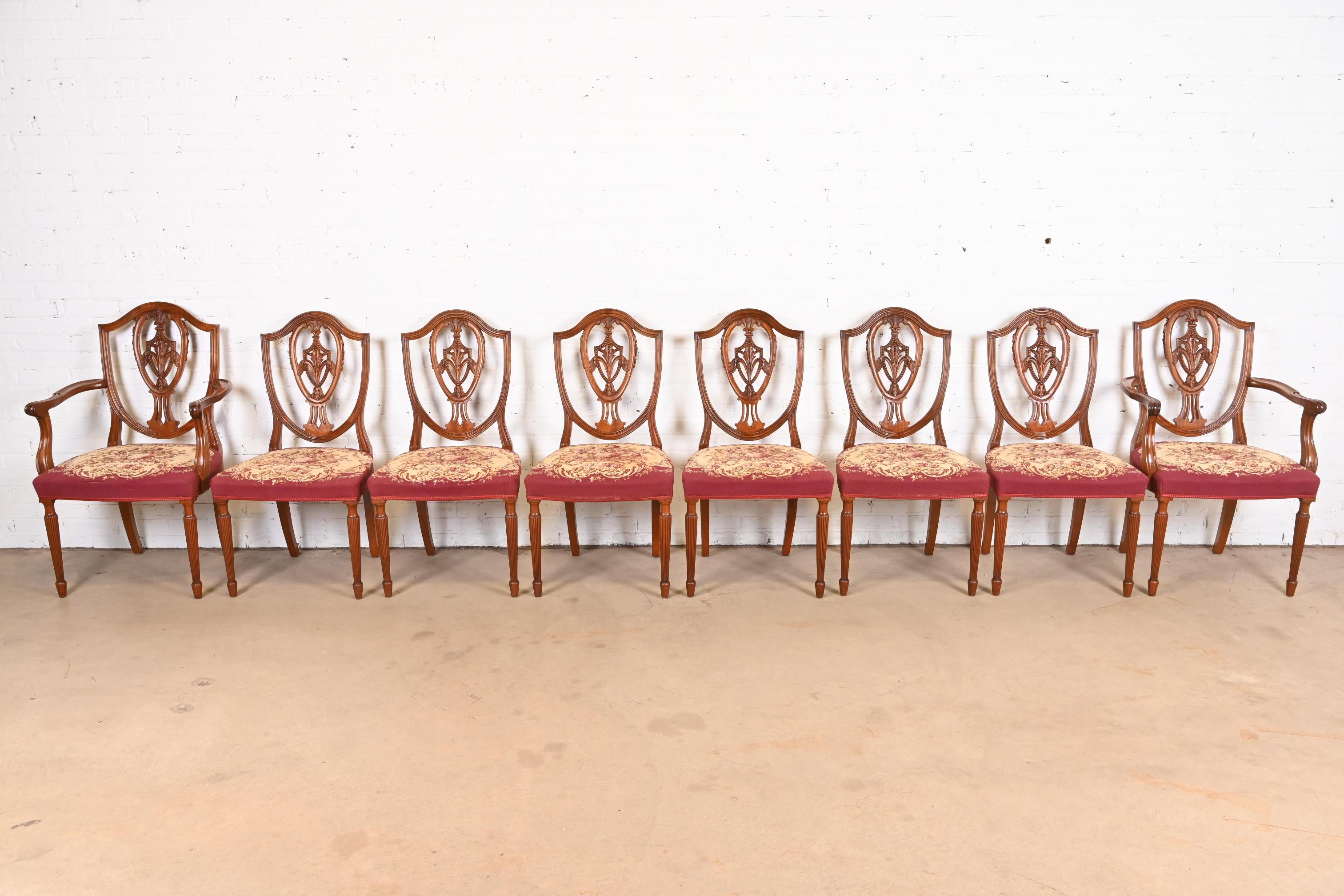 Américain Ensemble de huit chaises de salle à manger Louis XVI à dossier bouclier en acajou de style Baker Furniture en vente