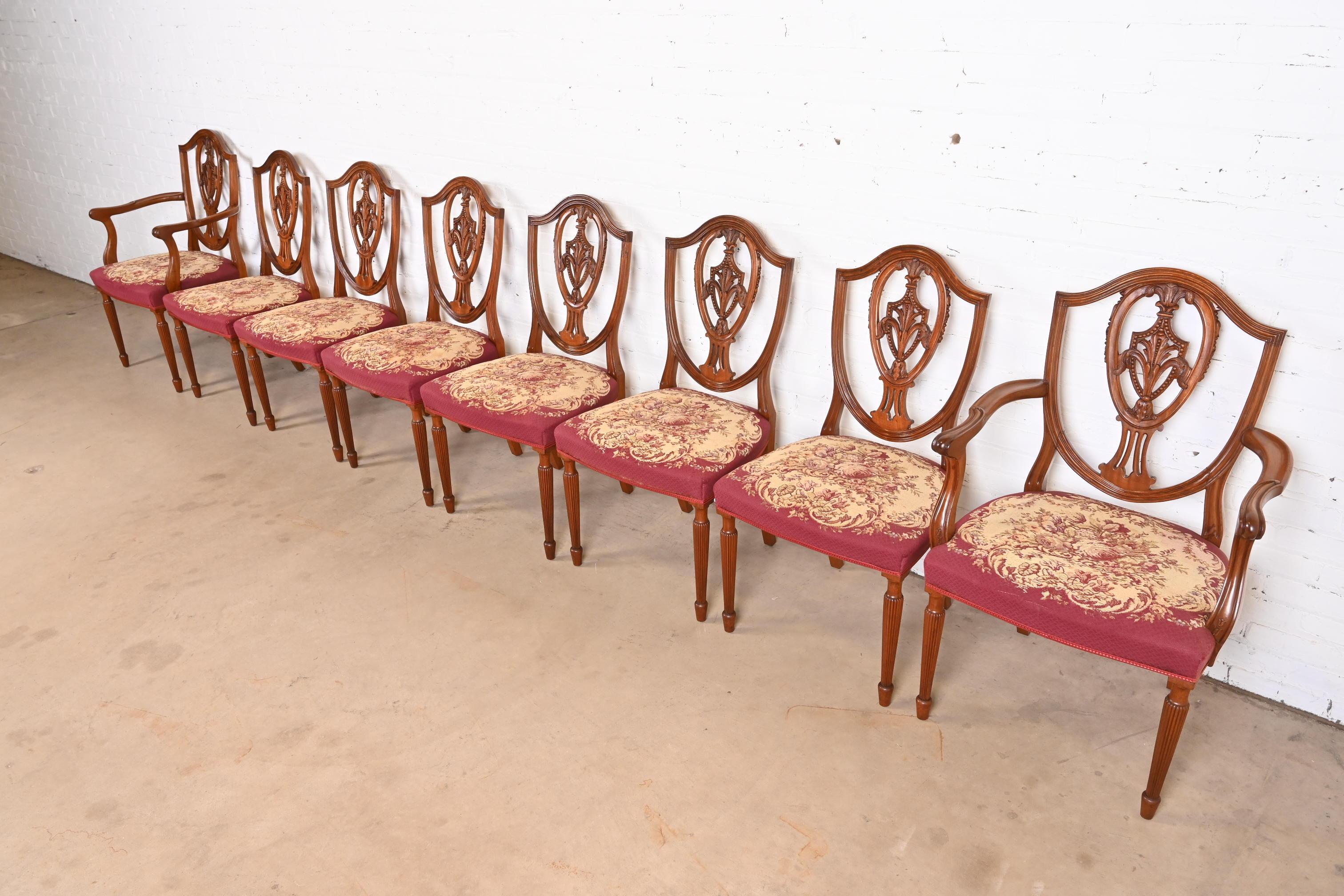 Tapisserie à l'aiguille Ensemble de huit chaises de salle à manger Louis XVI à dossier bouclier en acajou de style Baker Furniture en vente