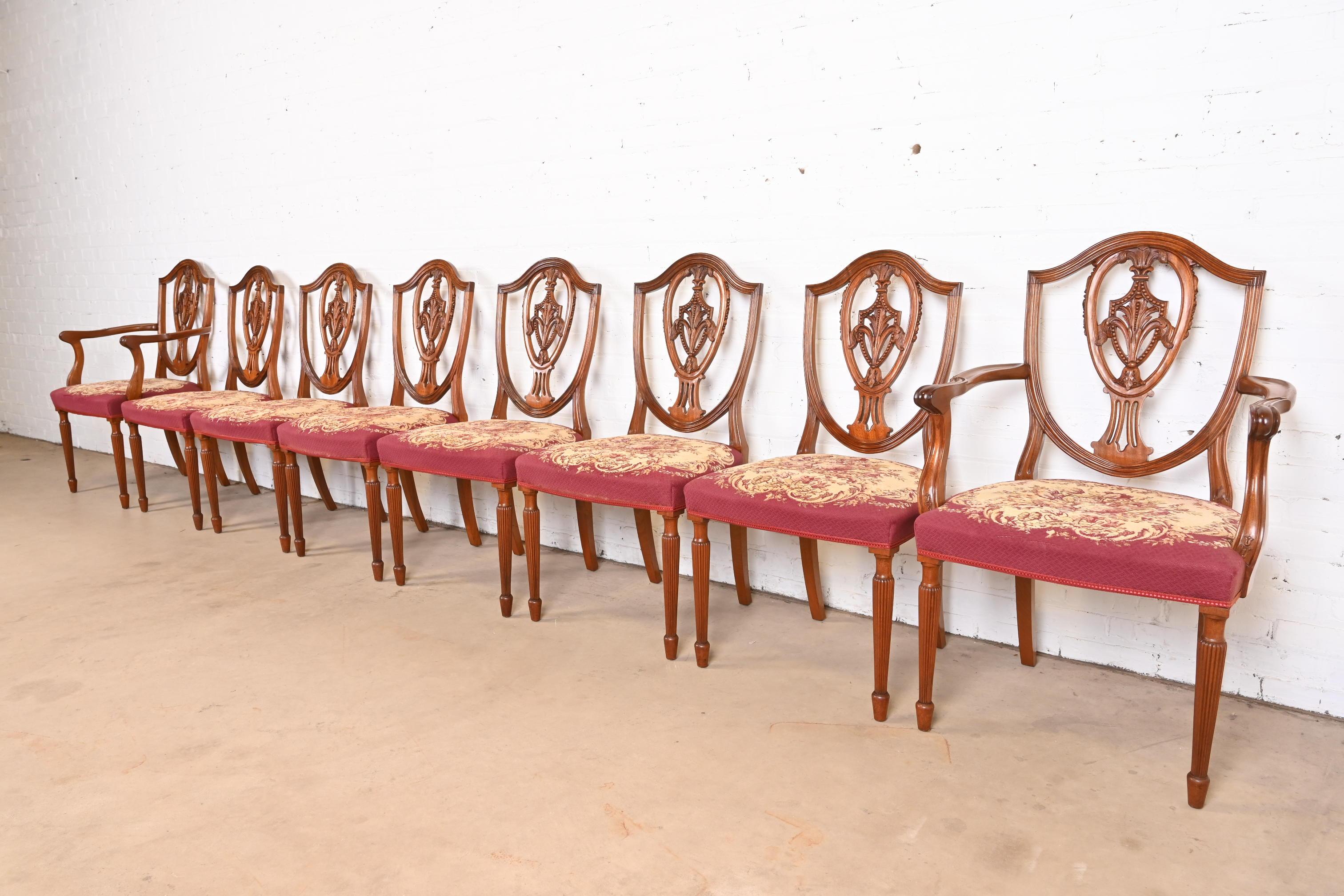 Baker Furniture Stil Louis XVI Mahagoni Schild zurück Esszimmerstühle, Satz von acht (Gobelinstrickerei) im Angebot