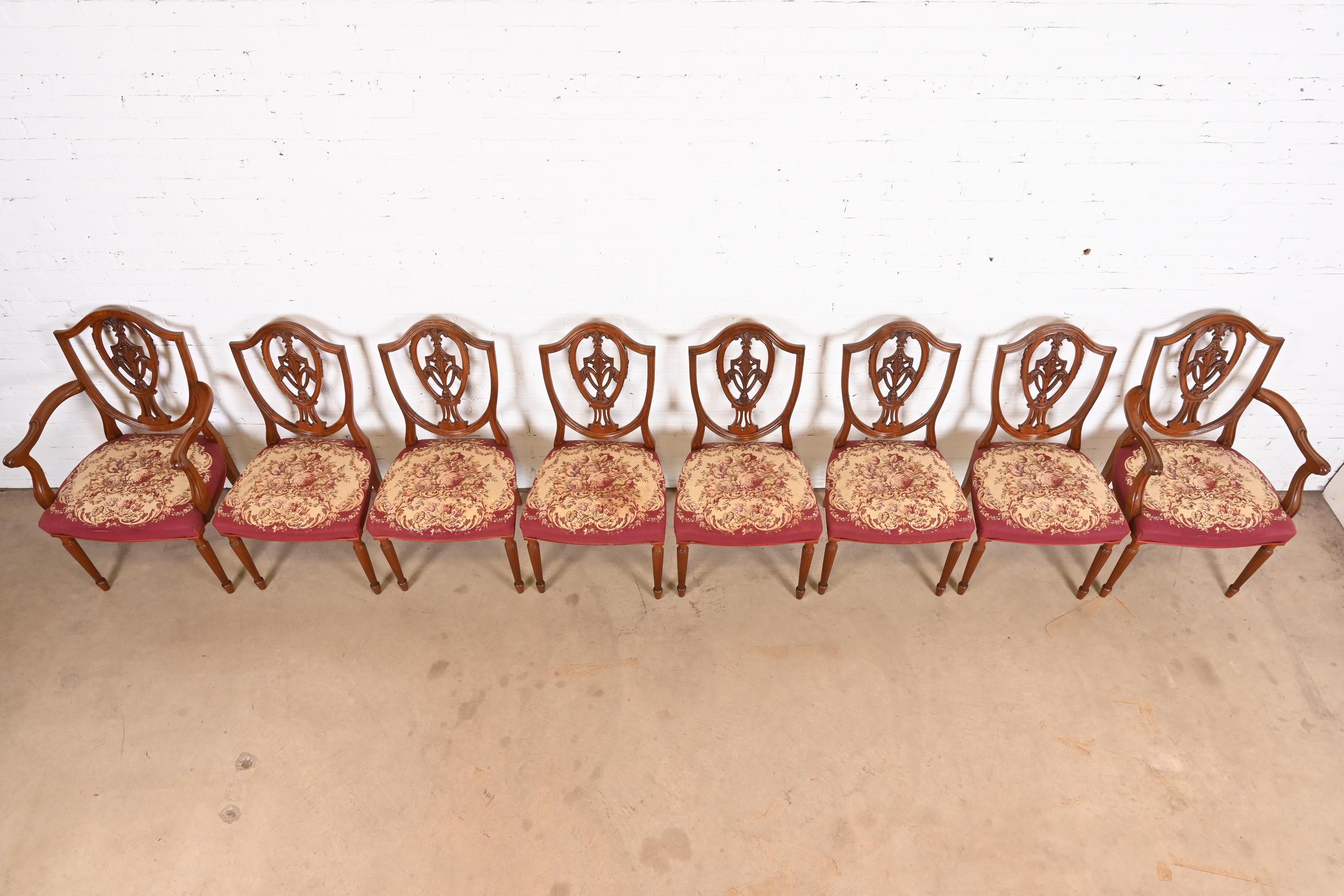 Ensemble de huit chaises de salle à manger Louis XVI à dossier bouclier en acajou de style Baker Furniture en vente 1