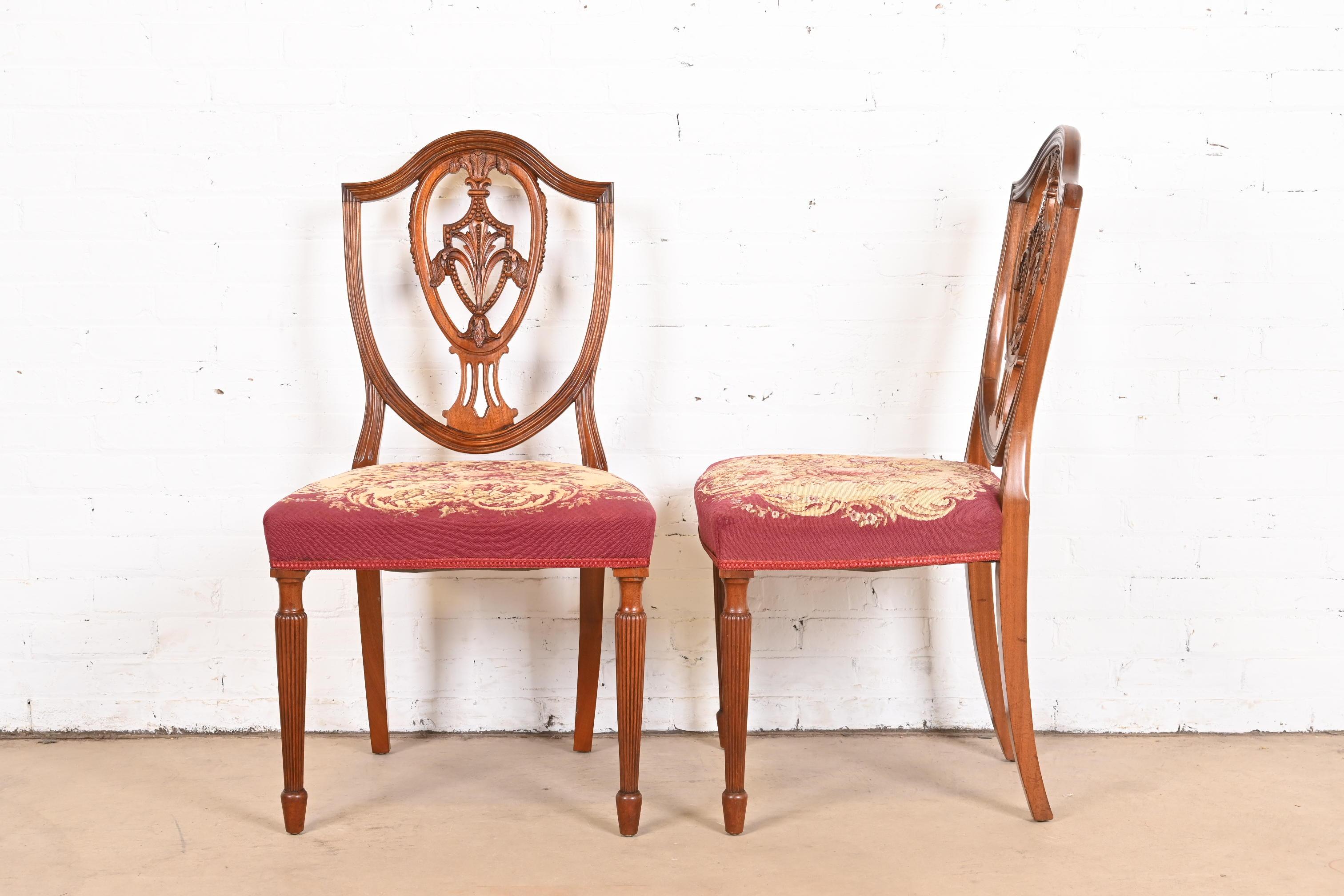 Ensemble de huit chaises de salle à manger Louis XVI à dossier bouclier en acajou de style Baker Furniture en vente 2