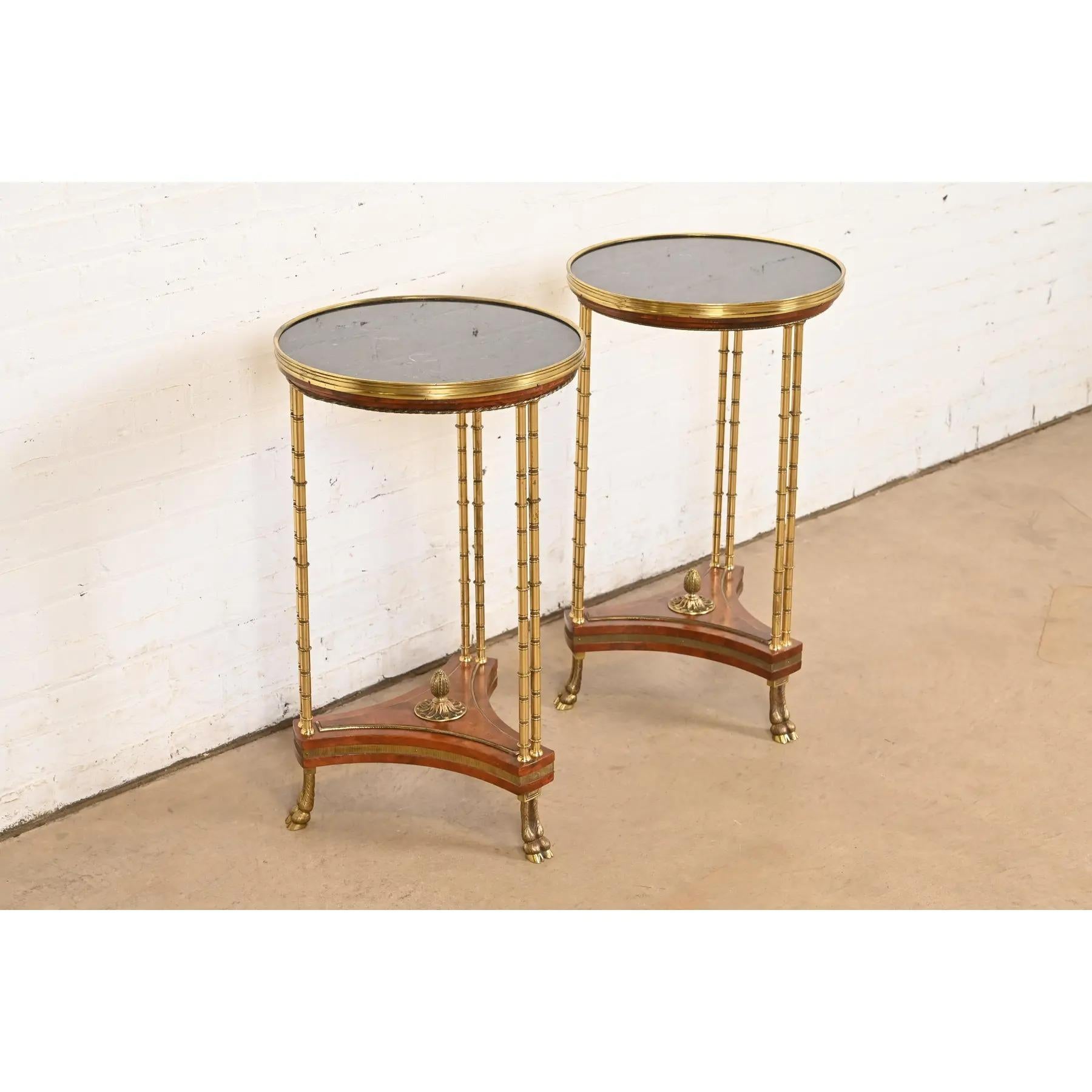 Baker Furniture Style Regency Burl Wood & Brass Marble Top Guéridon Side Tables In Good Condition For Sale In South Bend, IN