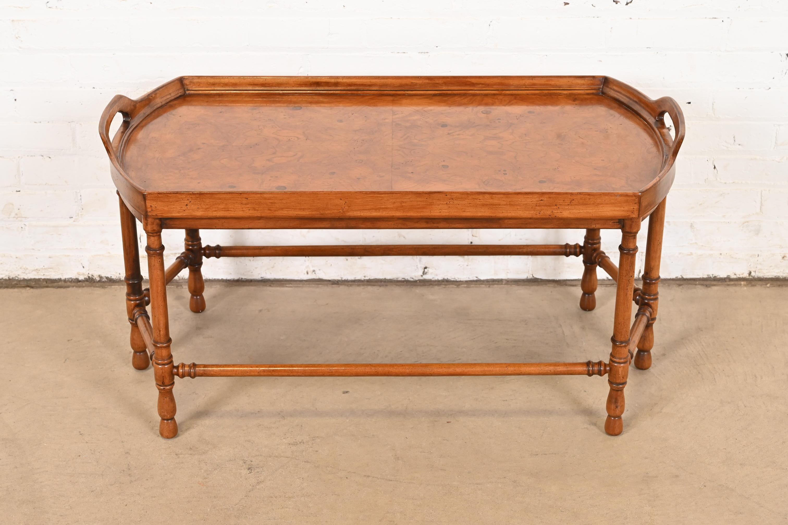 Mesa baja de mayordomo de madera burl estilo Regencia de Baker Furniture, circa años 60 Estadounidense en venta