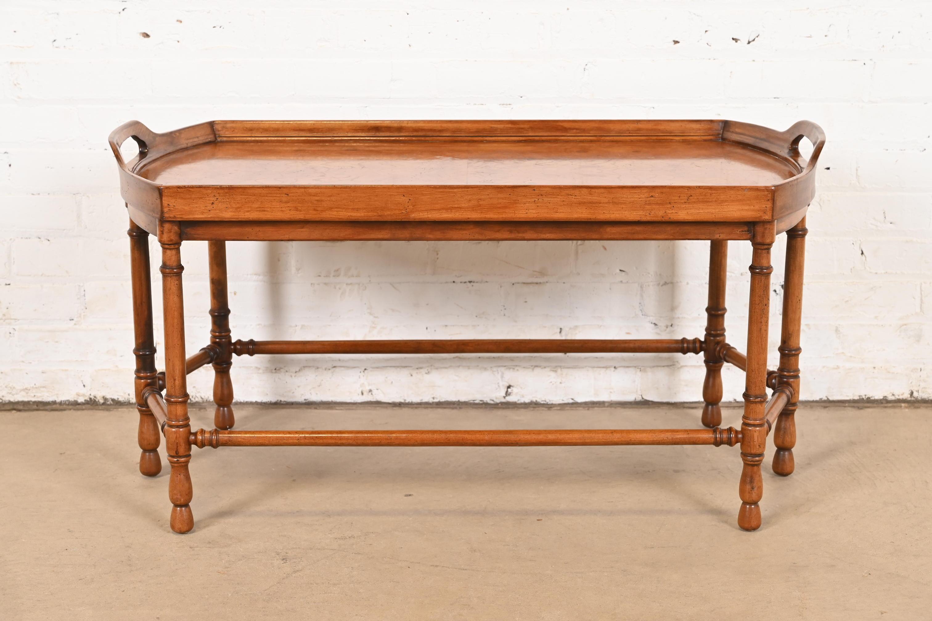 Mesa baja de mayordomo de madera burl estilo Regencia de Baker Furniture, circa años 60 en Bueno estado para la venta en South Bend, IN