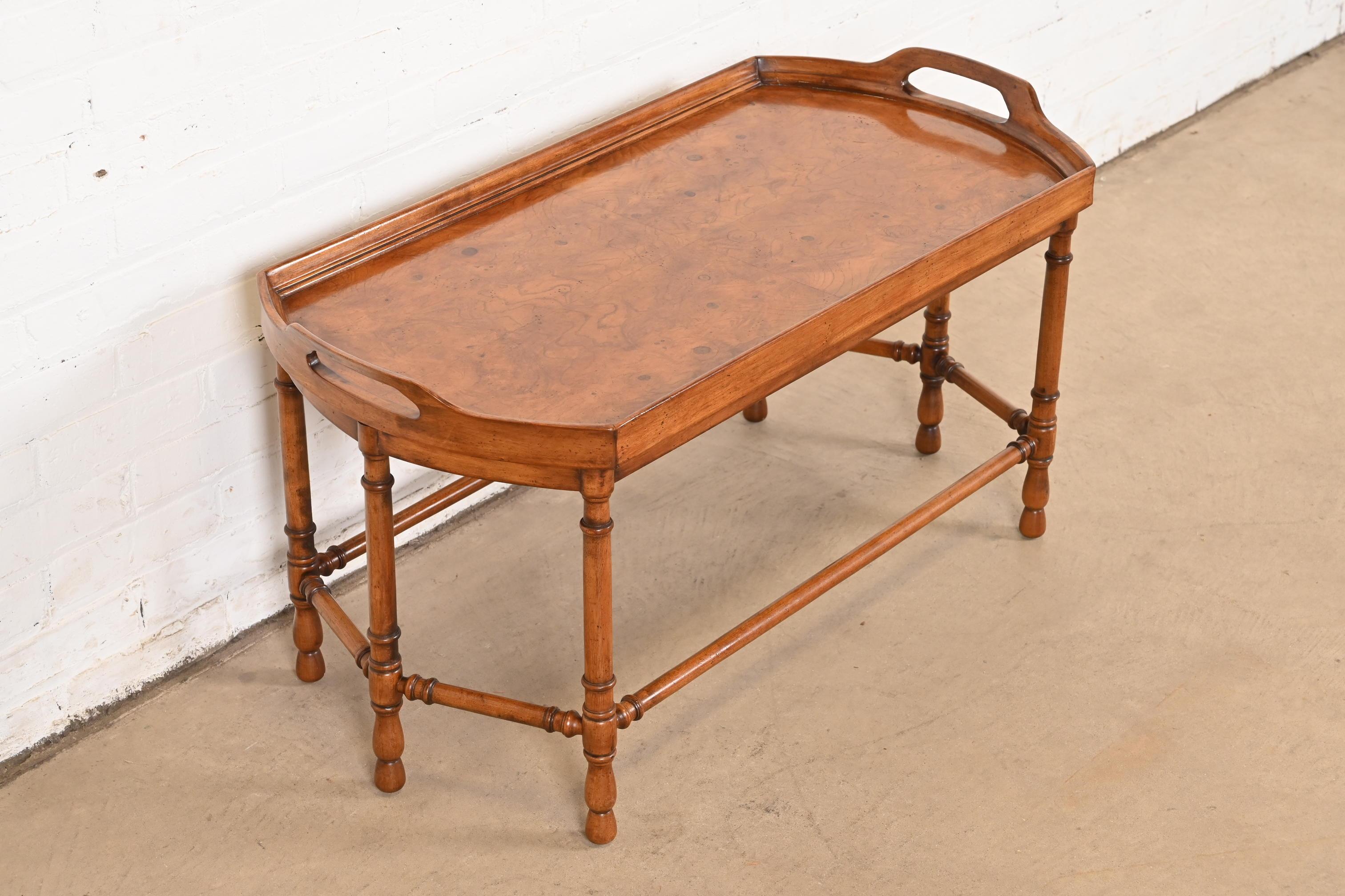 Mesa baja de mayordomo de madera burl estilo Regencia de Baker Furniture, circa años 60 mediados del siglo XX en venta