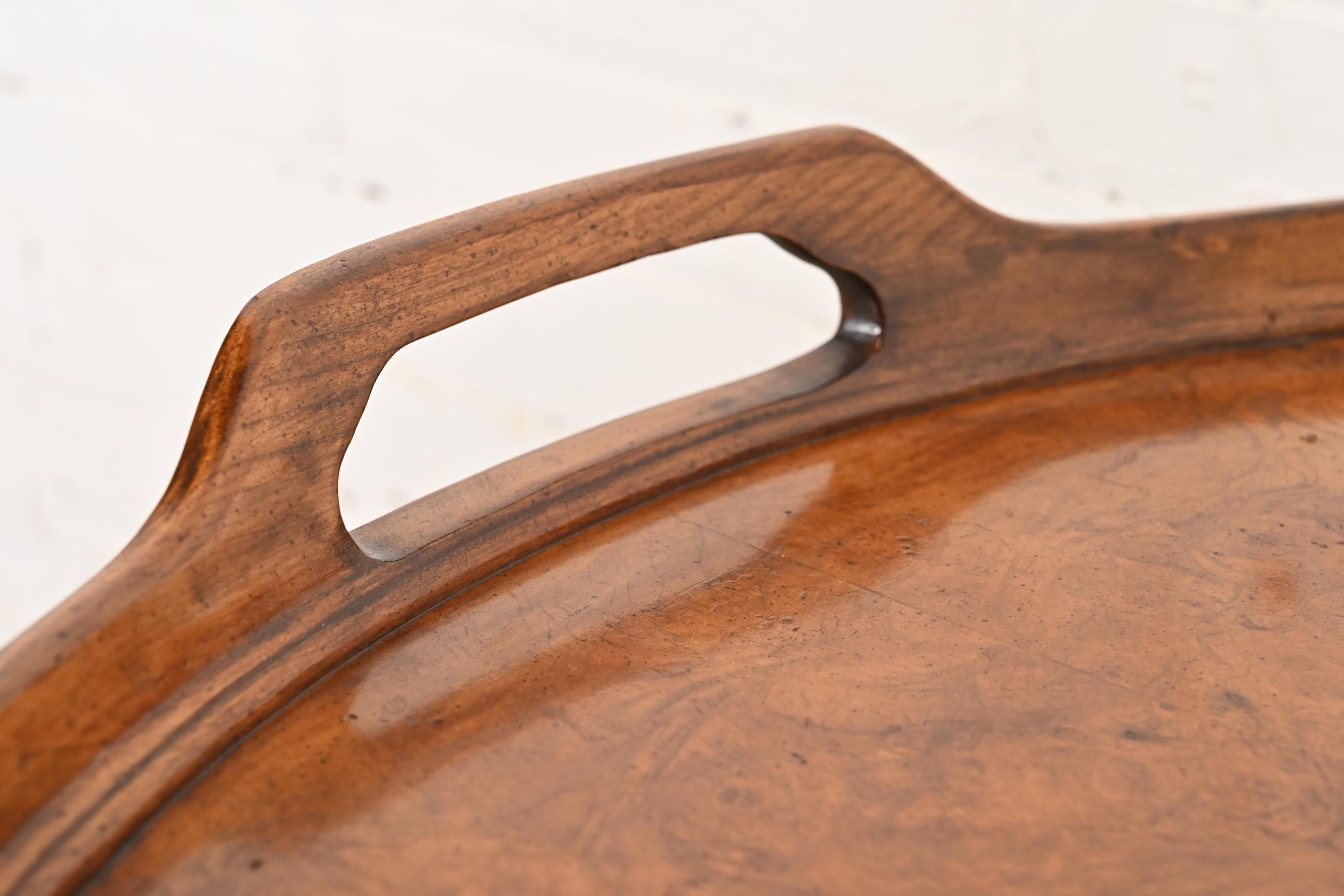 Mesa baja de mayordomo de madera burl estilo Regencia de Baker Furniture, circa años 60 Nogal en venta