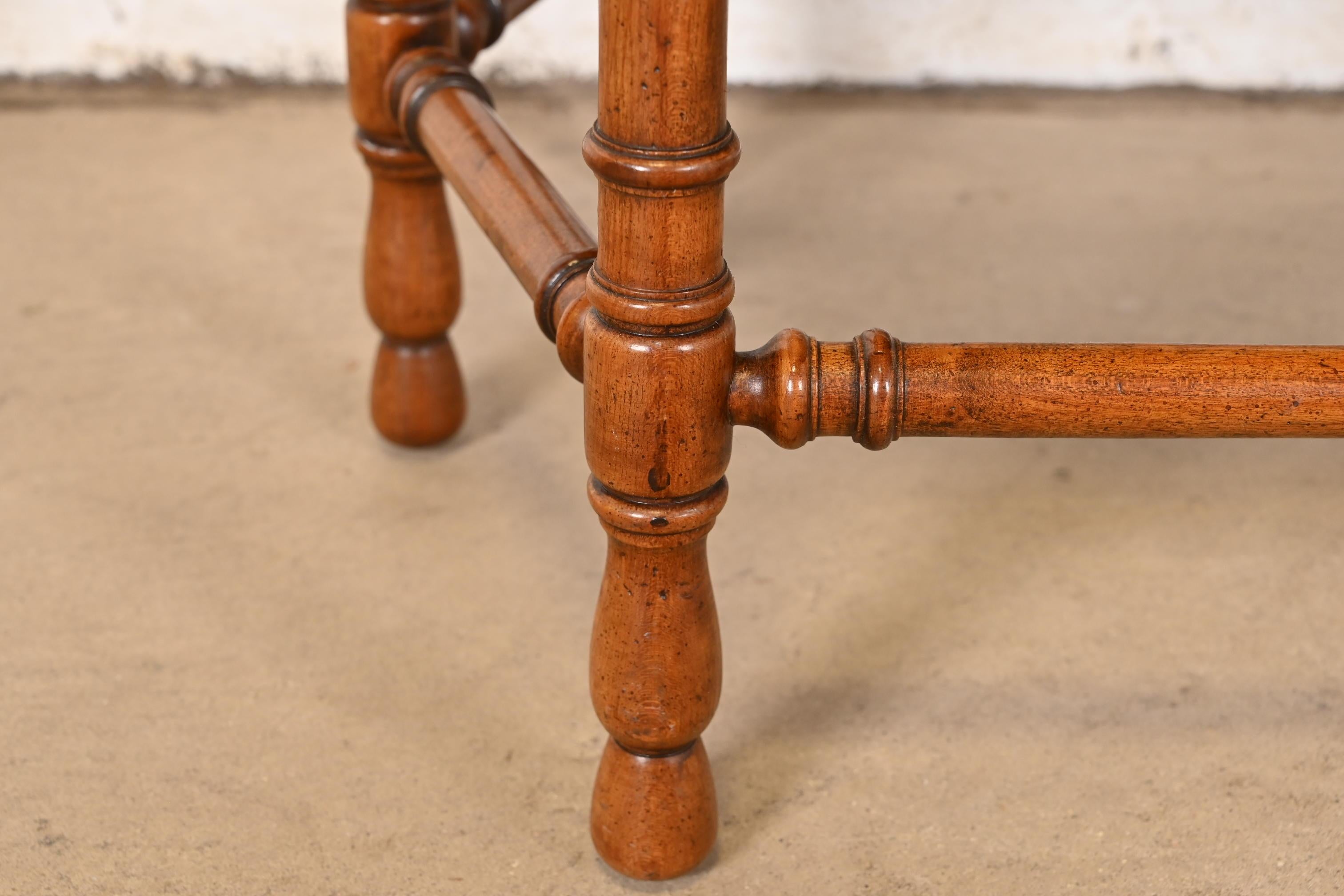 Mesa baja de mayordomo de madera burl estilo Regencia de Baker Furniture, circa años 60 en venta 1