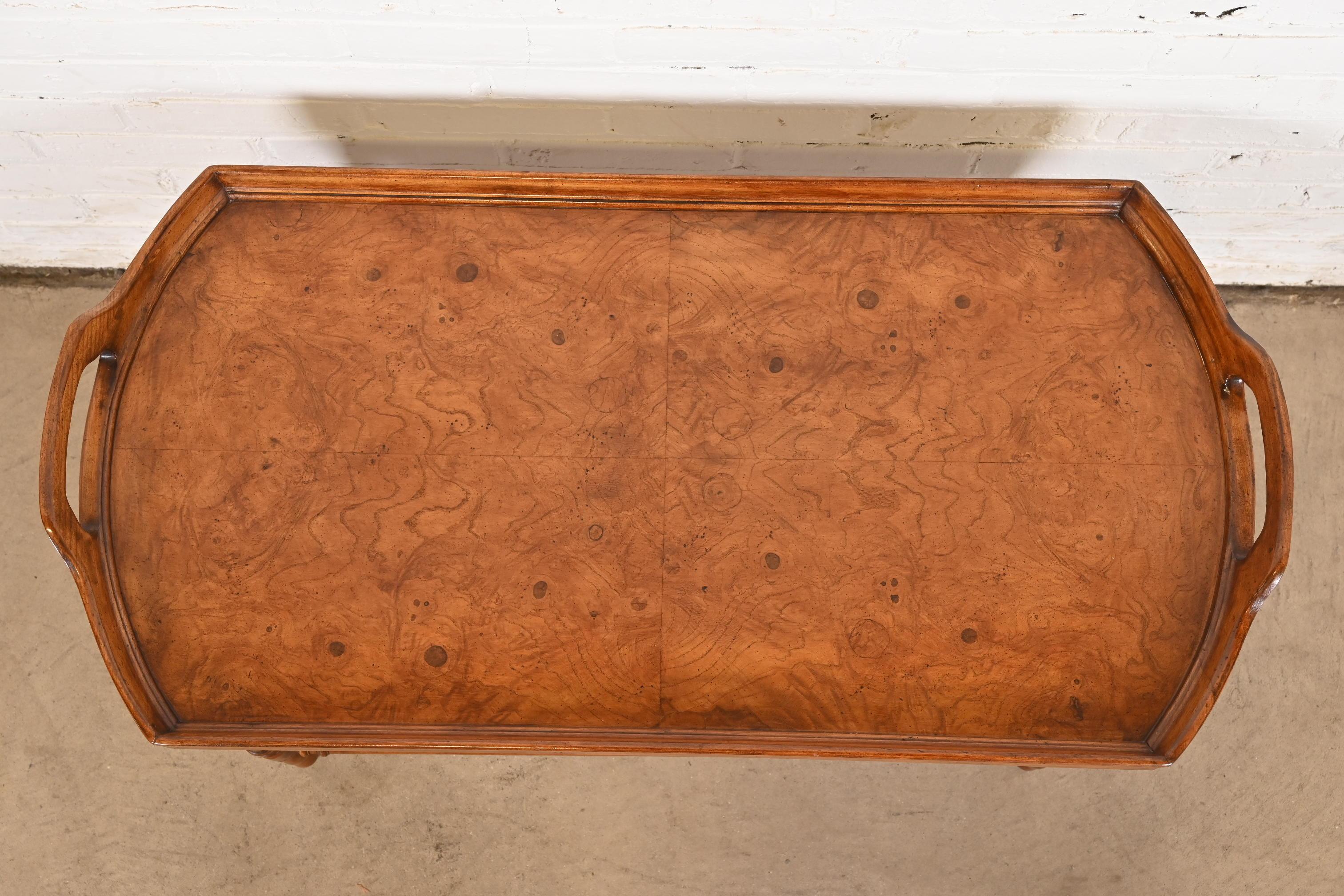 Mesa baja de mayordomo de madera burl estilo Regencia de Baker Furniture, circa años 60 en venta 2