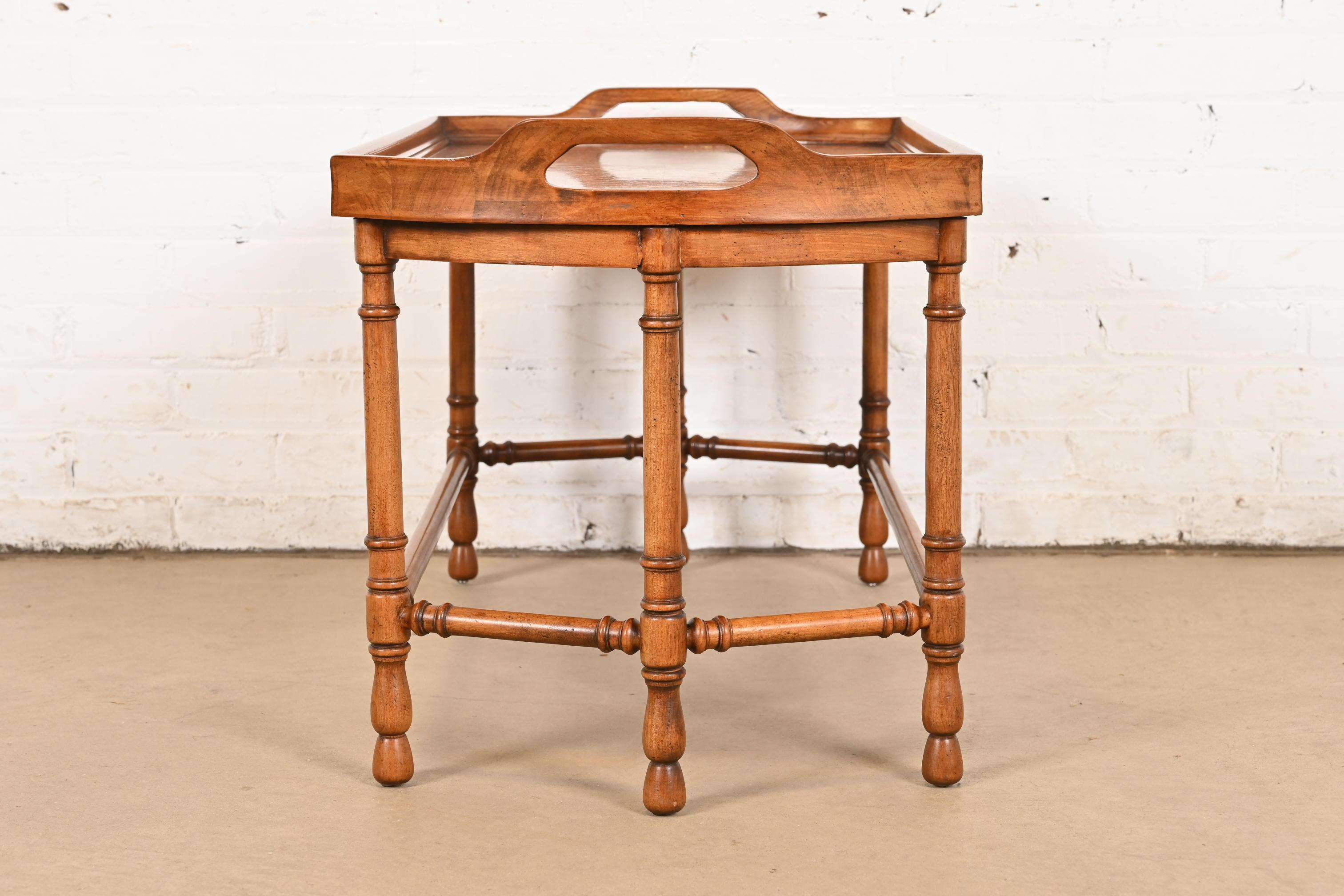 Mesa baja de mayordomo de madera burl estilo Regencia de Baker Furniture, circa años 60 en venta 3