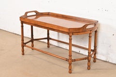 Mesa baja de mayordomo de madera burl estilo Regencia de Baker Furniture, circa años 60