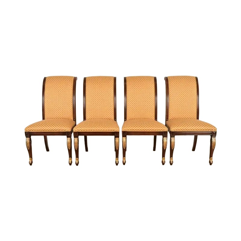 Baker Furniture Style Regency geschnitzte Mahagoni-Esszimmerstühle, Satz von vier