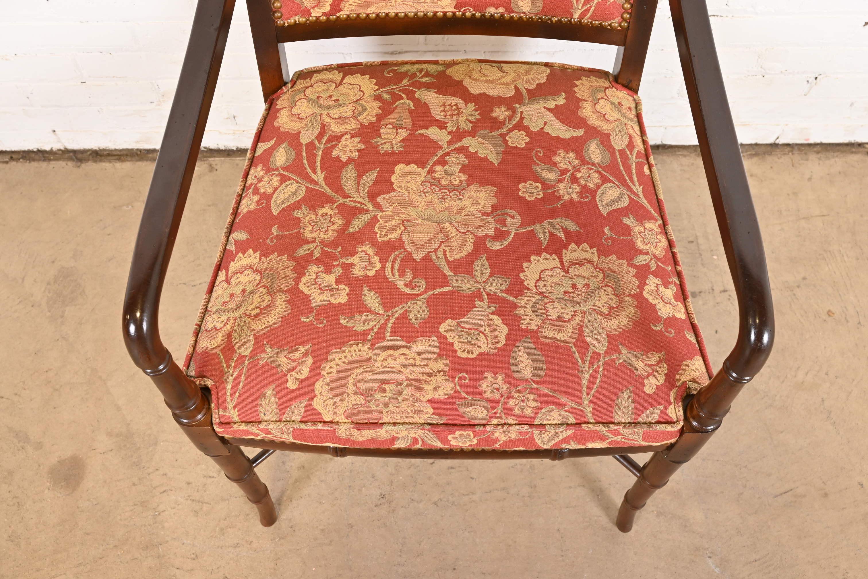 Baker Furniture-Sessel im Regency-Stil aus geschnitztem Nussbaumholz und Kunstbambus, Sechser-Set im Angebot 4