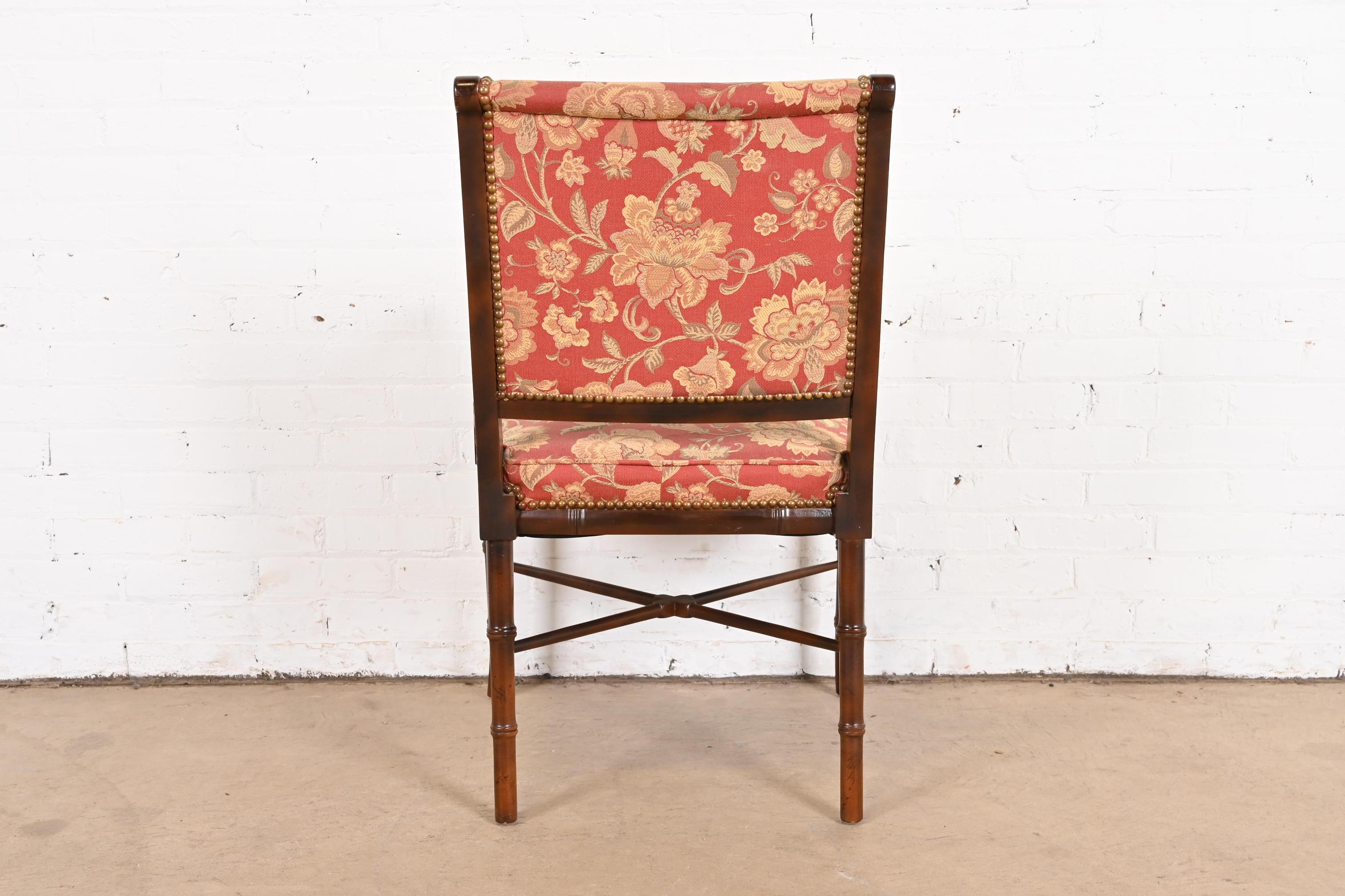 Baker Furniture-Sessel im Regency-Stil aus geschnitztem Nussbaumholz und Kunstbambus, Sechser-Set im Angebot 5