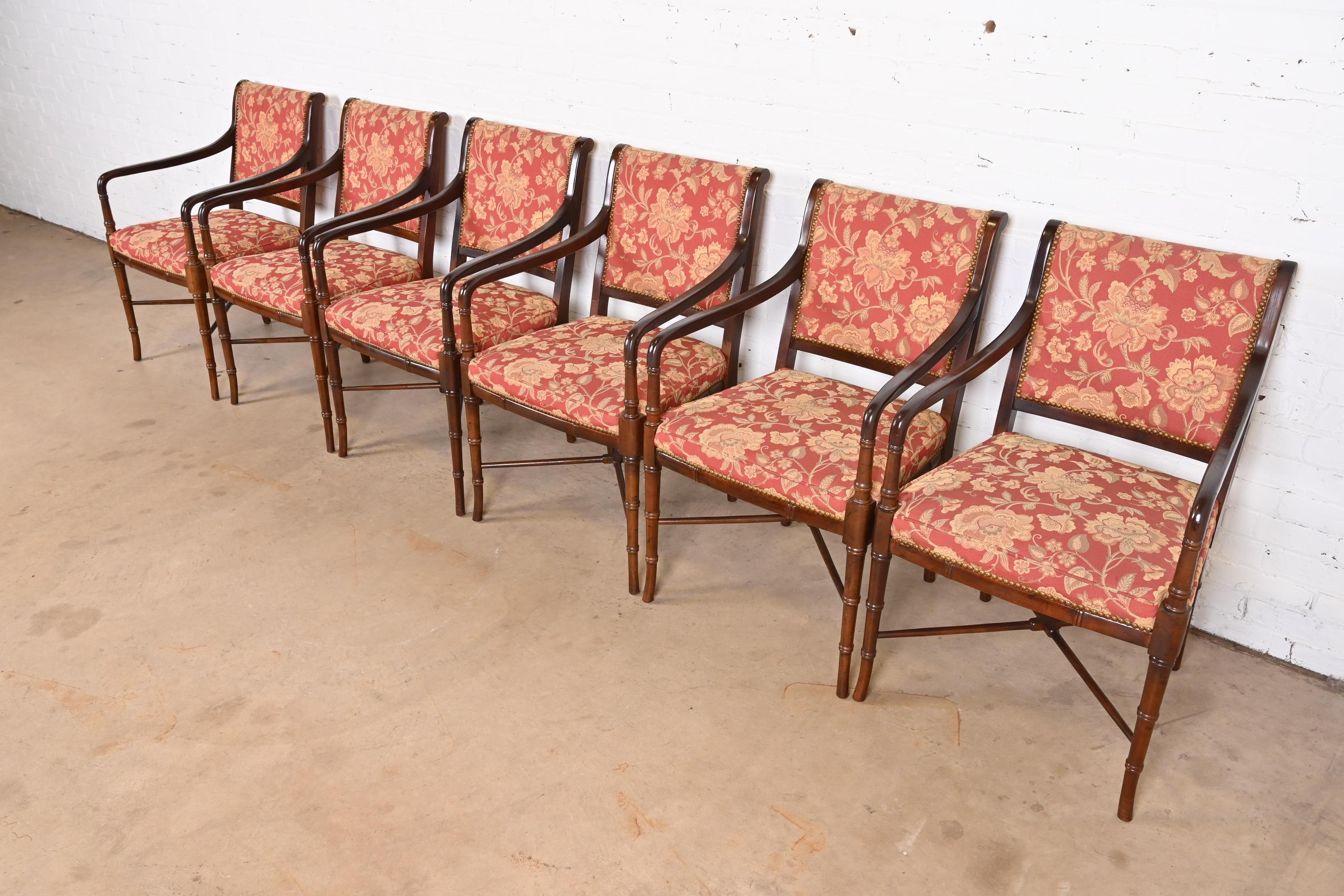 Baker Furniture-Sessel im Regency-Stil aus geschnitztem Nussbaumholz und Kunstbambus, Sechser-Set (amerikanisch) im Angebot