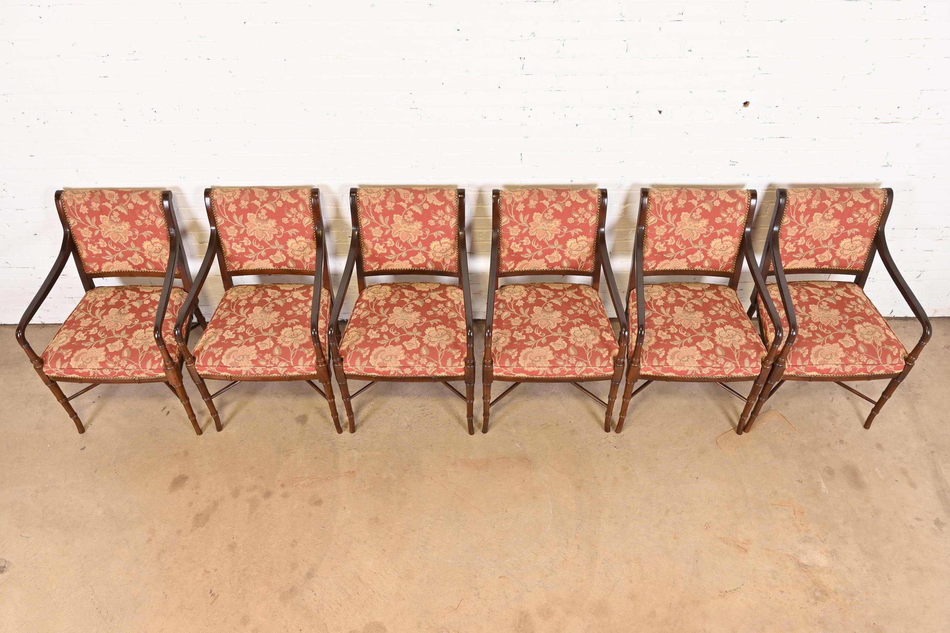 Baker Furniture-Sessel im Regency-Stil aus geschnitztem Nussbaumholz und Kunstbambus, Sechser-Set im Angebot 1