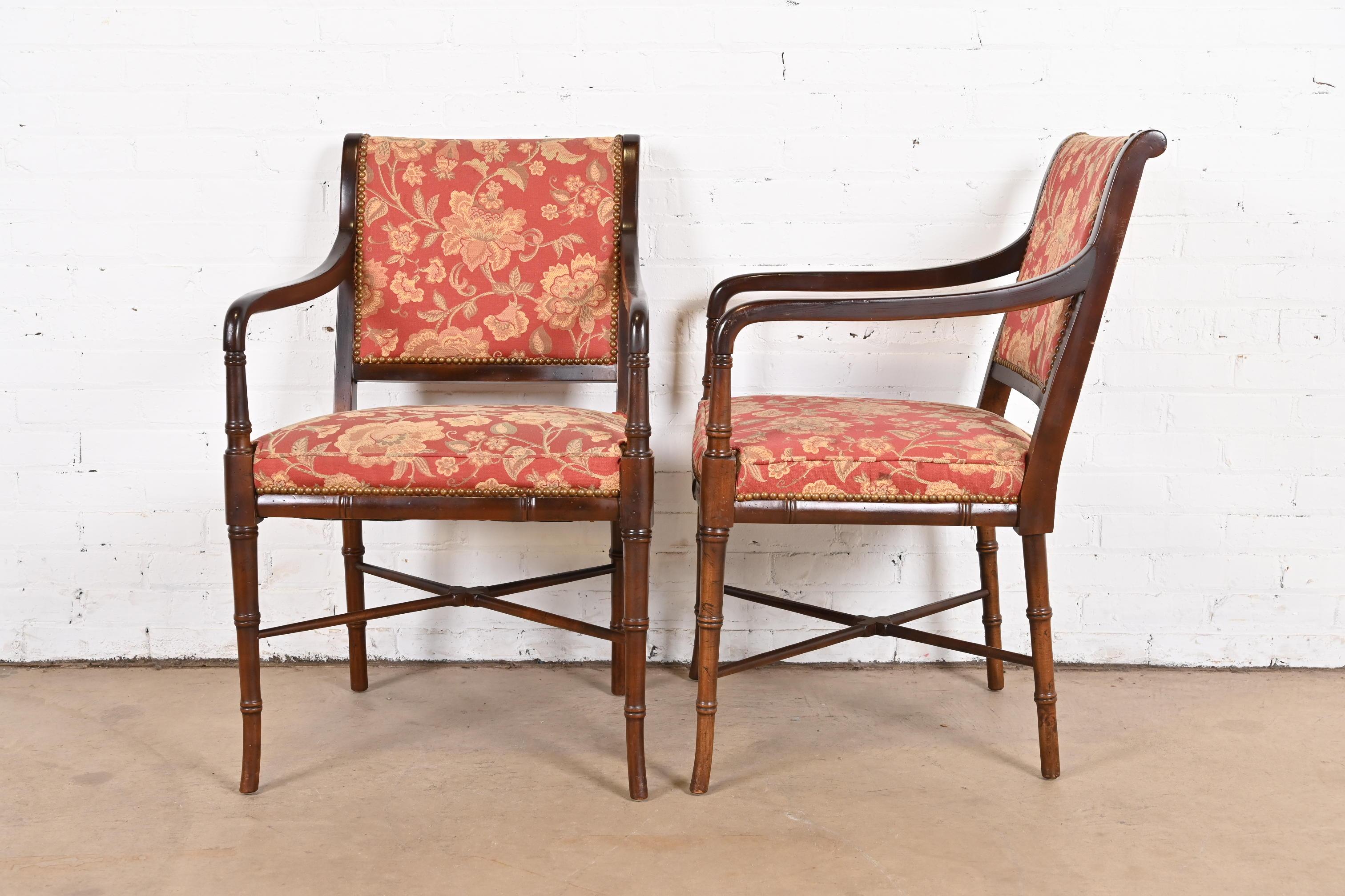 Baker Furniture-Sessel im Regency-Stil aus geschnitztem Nussbaumholz und Kunstbambus, Sechser-Set im Angebot 2