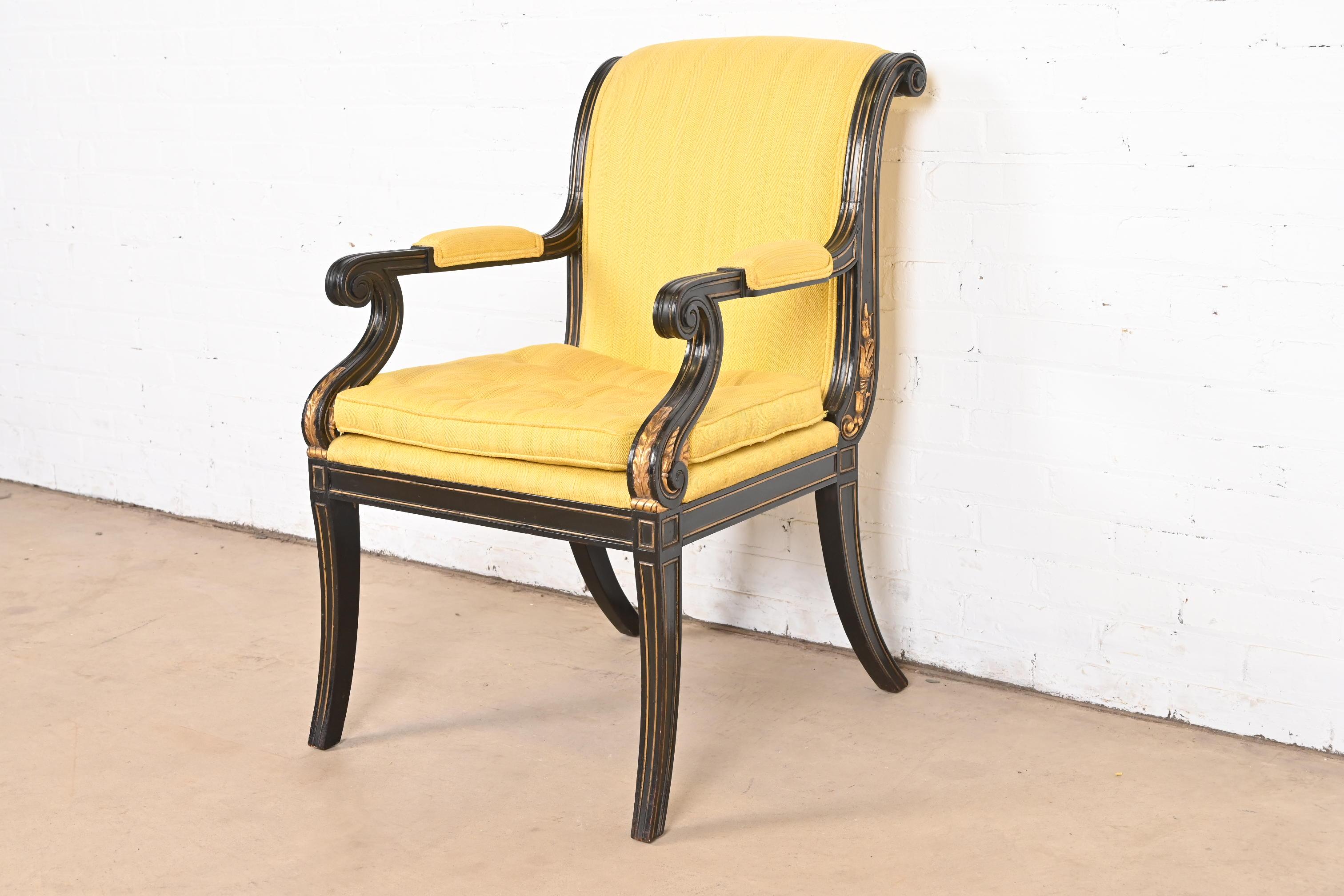 Ein schöner Sessel im Regency- oder neoklassizistischen Stil

Nach dem Vorbild von Baker Furniture

USA, ca. 1960er Jahre

Ebonisierter und vergoldeter Rahmen aus geschnitztem Nussbaumholz, mit gelber Polsterung.

Maße: 23 