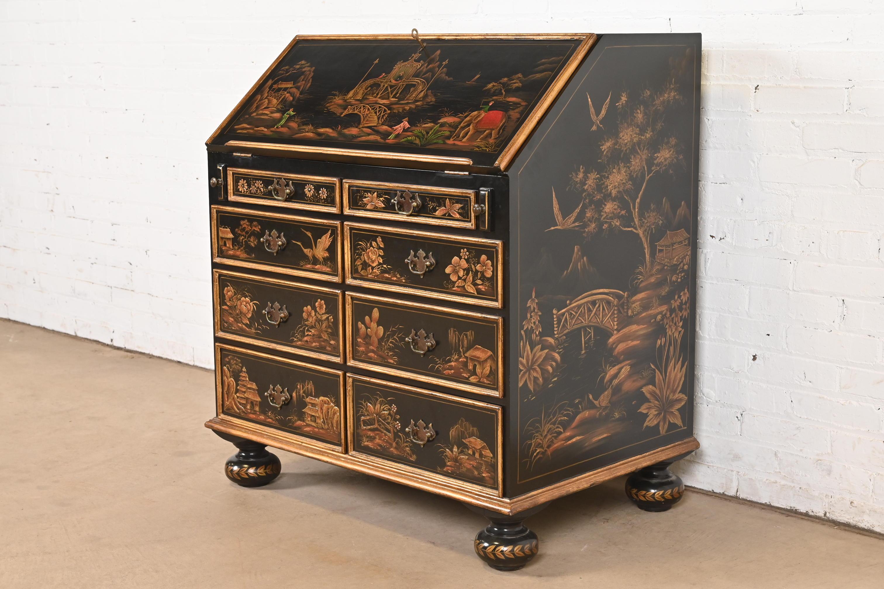 Un'eccezionale scrivania a ribalta in stile William & Mary o Chinoiserie Georgiano

Alla maniera di Baker Furniture

USA, circa anni '1980

Noce laccato nero, con scene di natura asiatica dipinte a mano, finiture dorate e ferramenta originale in