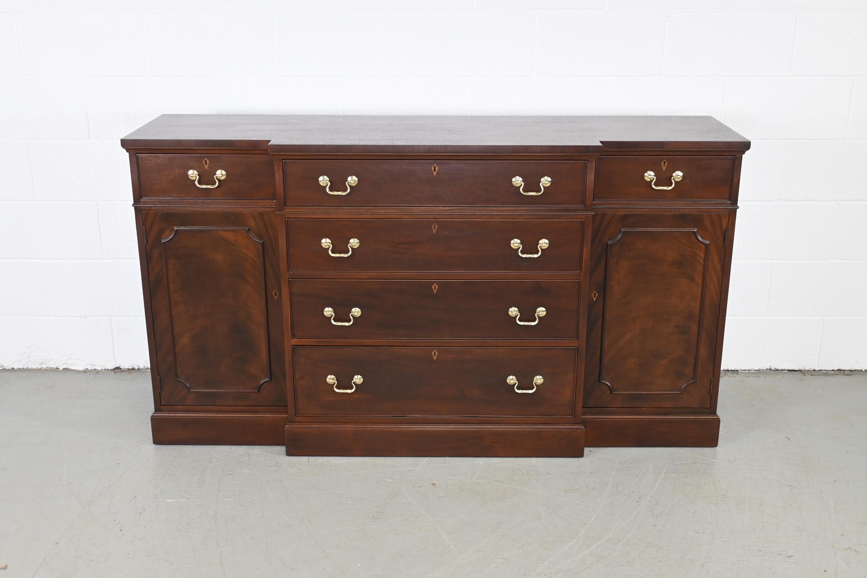 Baker Furniture Traditional Dark Mahogany Sideboard Credenza, Newly Refinished

Baker Furniture, USA, 1950s

66