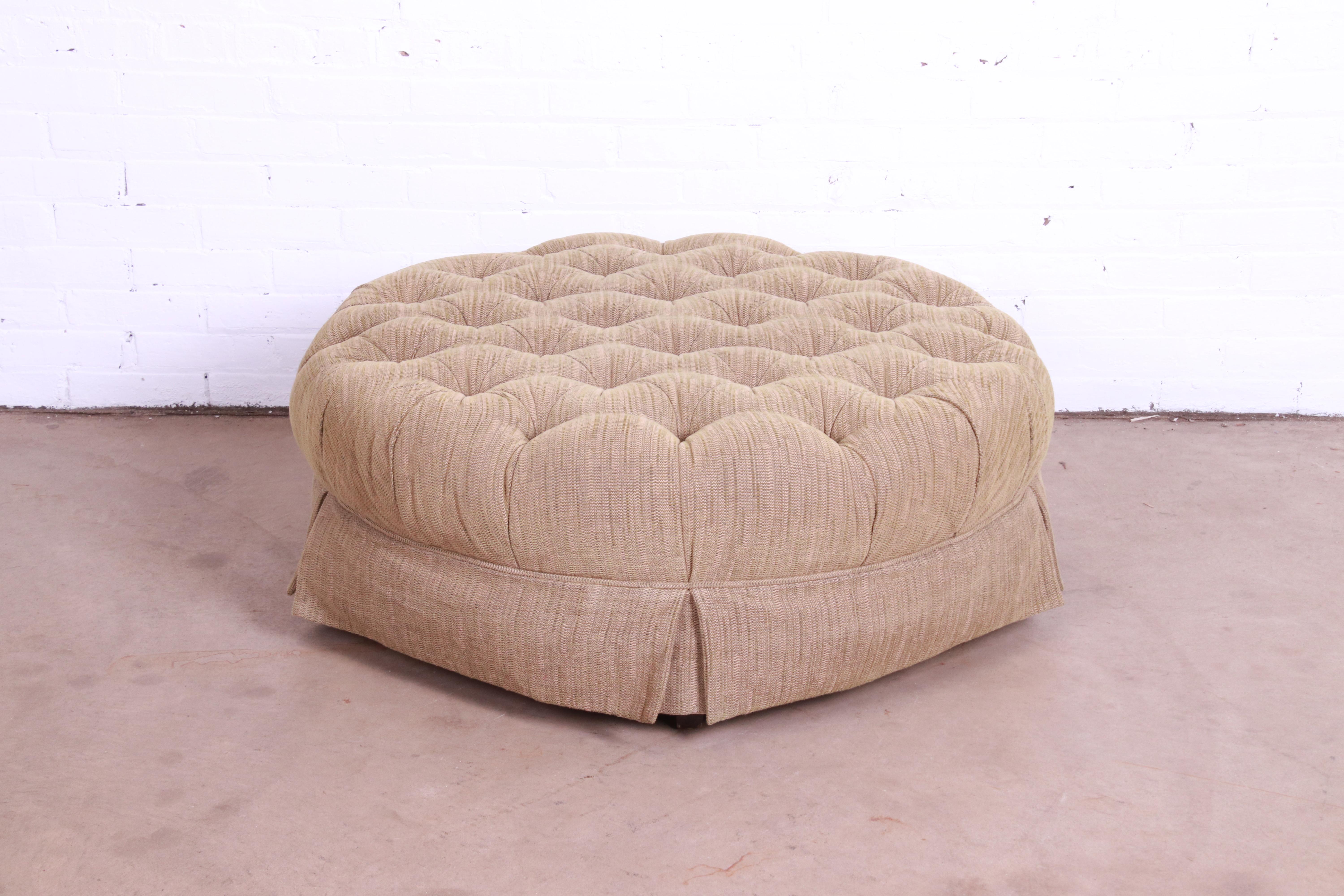 A gorgeous contemporary transitional tufted tan upholstered round ottoman

By Baker Furniture

USA, Late 20th Century

Measures: 40