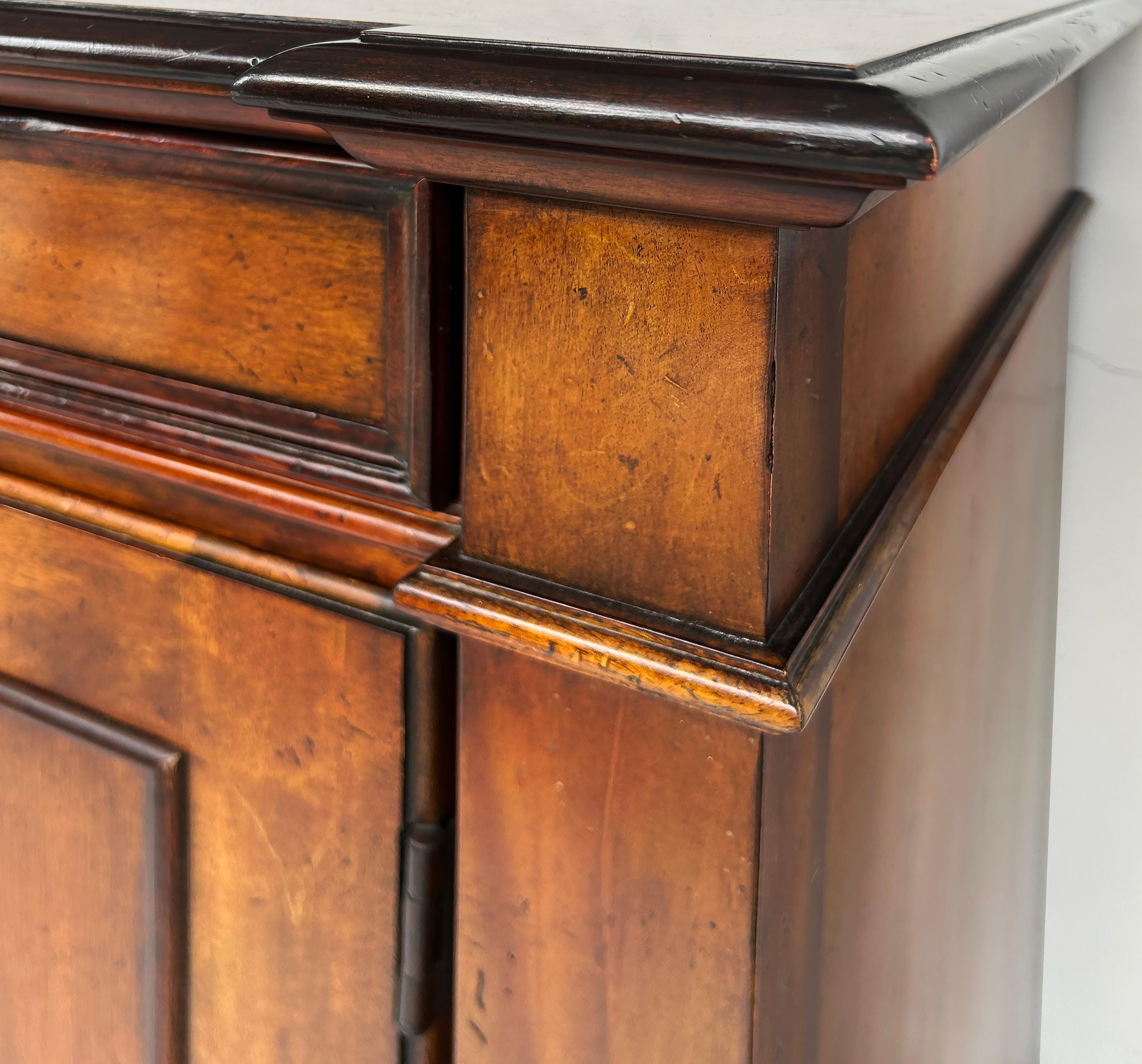 Baker Möbel Toskanischen Stil Nussbaum Sideboard Buffet Schrank im Angebot 6