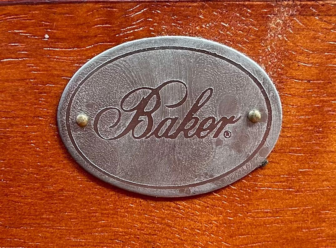 Baker Möbel Toskanischen Stil Nussbaum Sideboard Buffet Schrank im Angebot 7