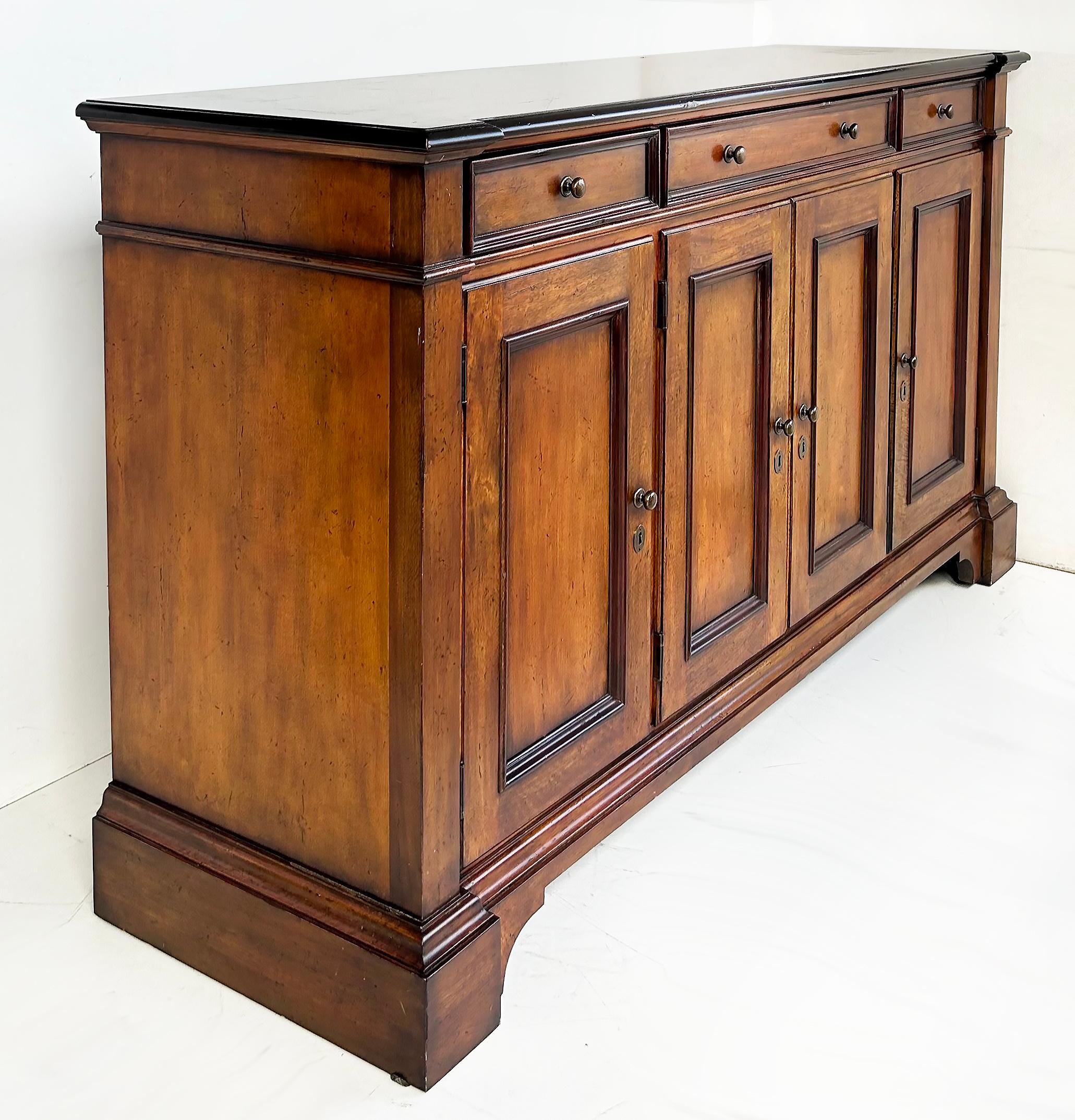 Baker Möbel Toskanischen Stil Nussbaum Sideboard Buffet Schrank

Zum Verkauf angeboten wird eine feine Qualität Toskana-Stil Nussbaum Buffet Schrank von der Baker Furniture Company hergestellt.  Dieser wunderbare Schrank hat eine schöne warme