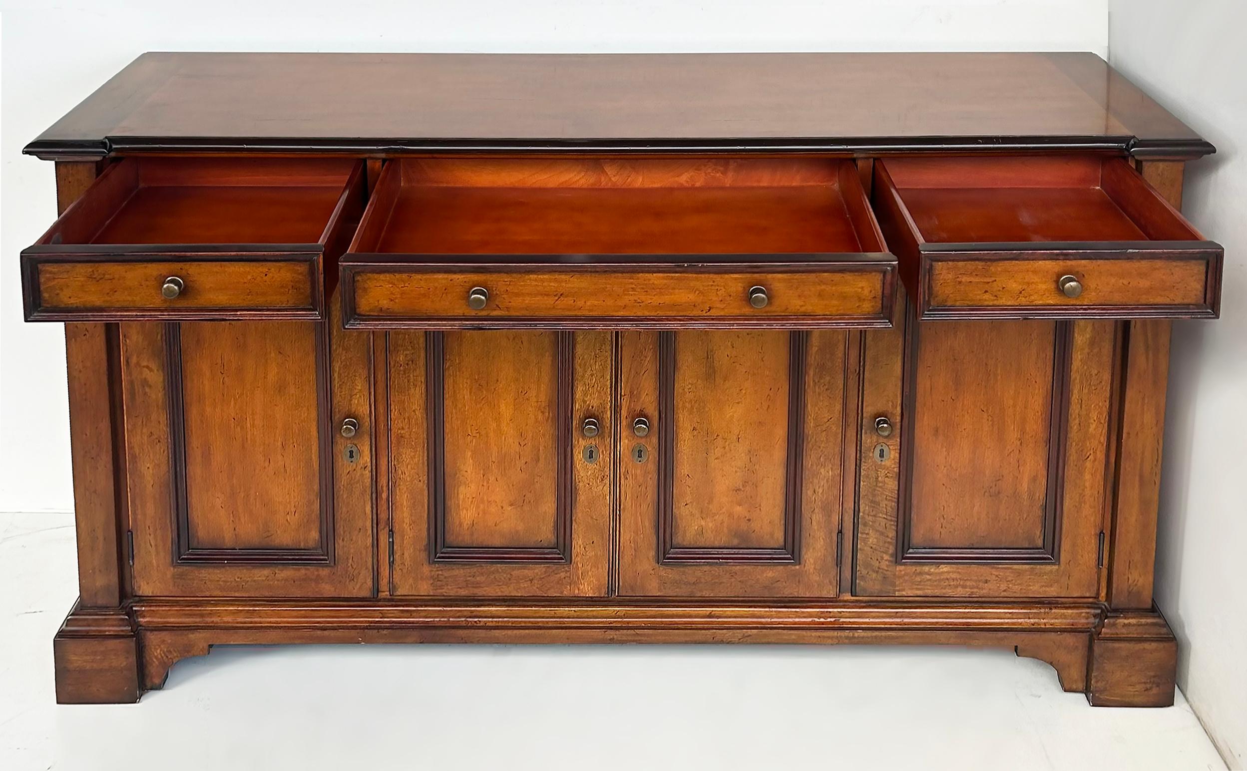 Baker Möbel Toskanischen Stil Nussbaum Sideboard Buffet Schrank (amerikanisch) im Angebot