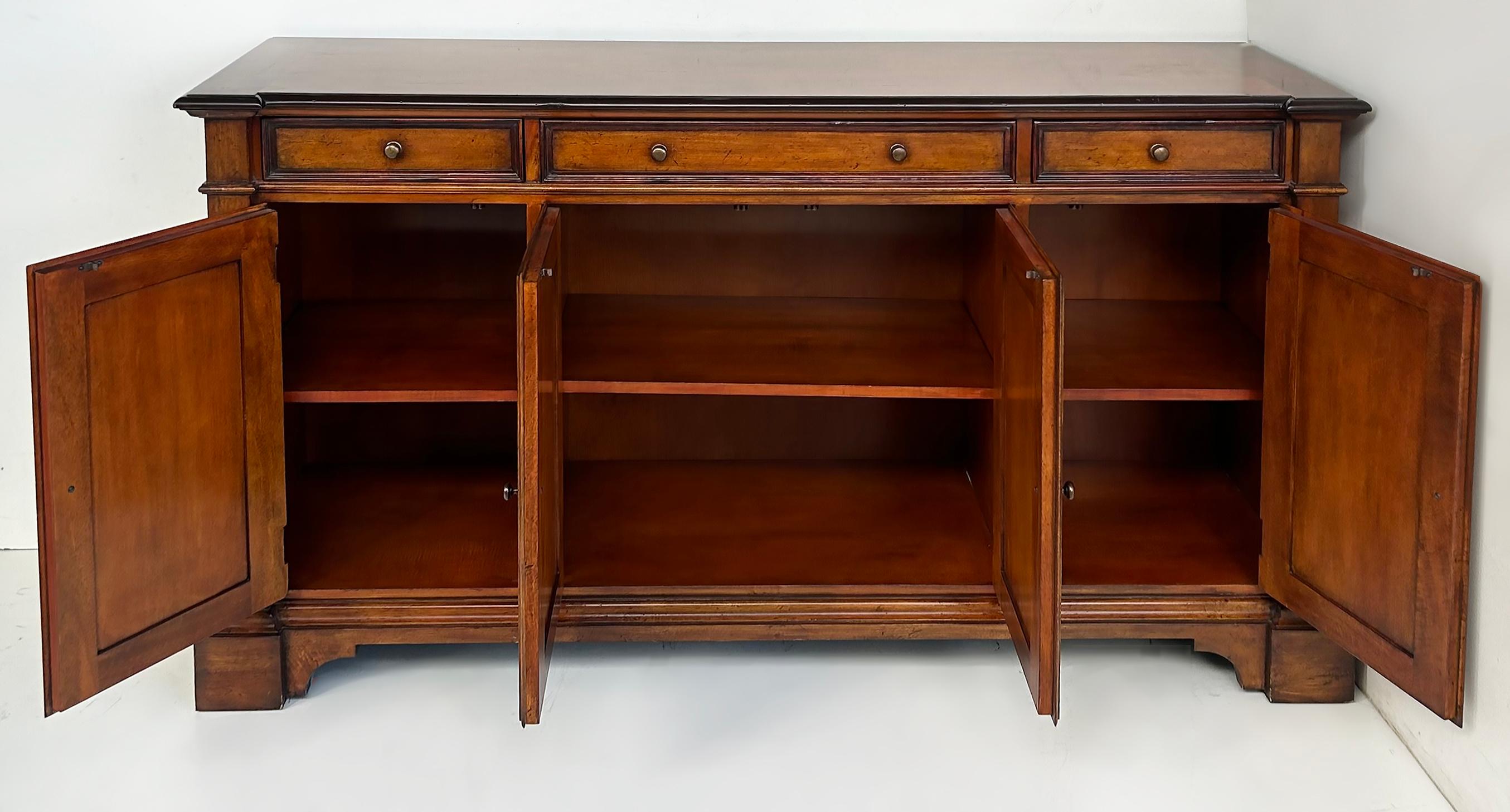 Baker Möbel Toskanischen Stil Nussbaum Sideboard Buffet Schrank im Zustand „Gut“ im Angebot in Miami, FL