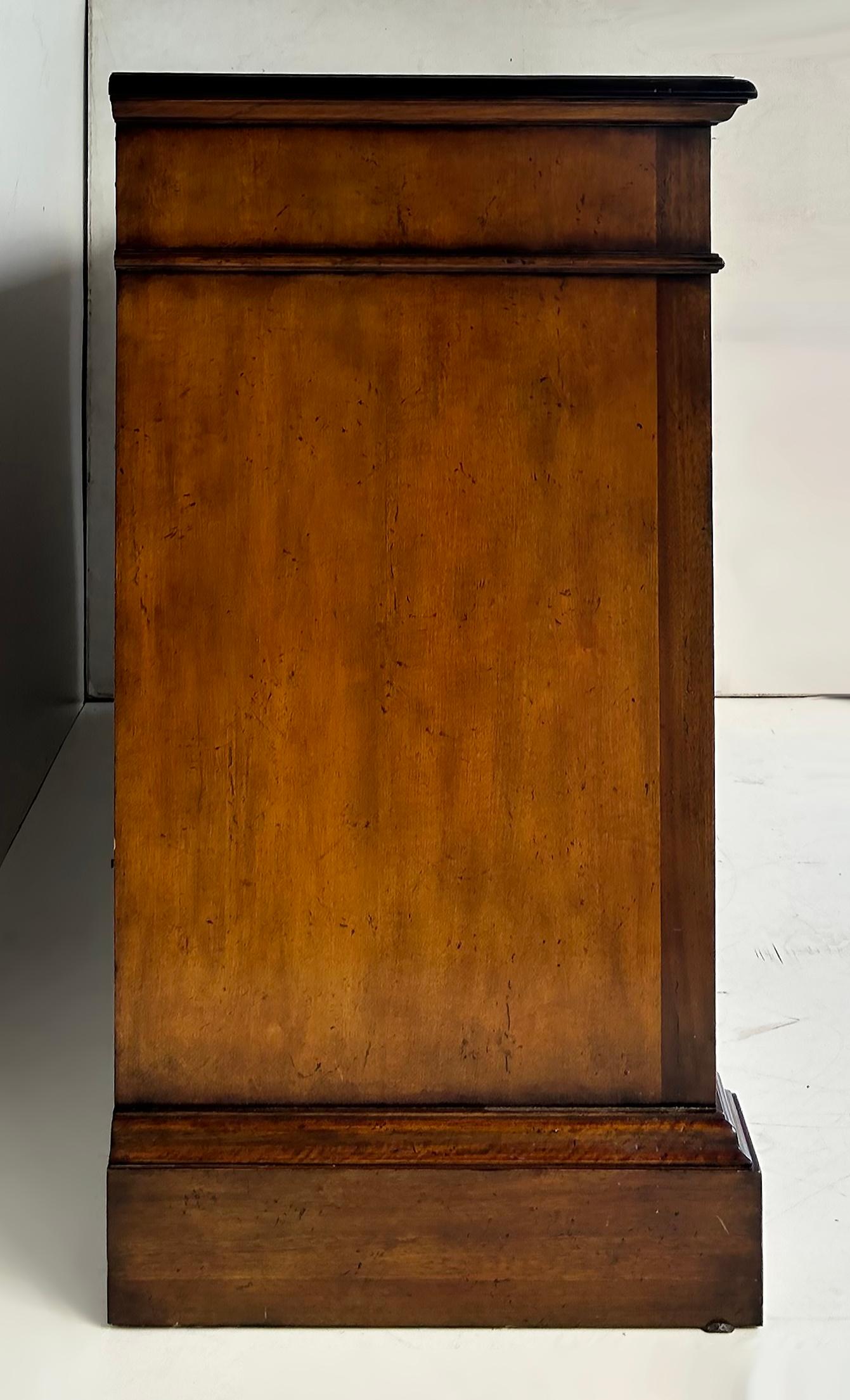 Baker Möbel Toskanischen Stil Nussbaum Sideboard Buffet Schrank (21. Jahrhundert und zeitgenössisch) im Angebot