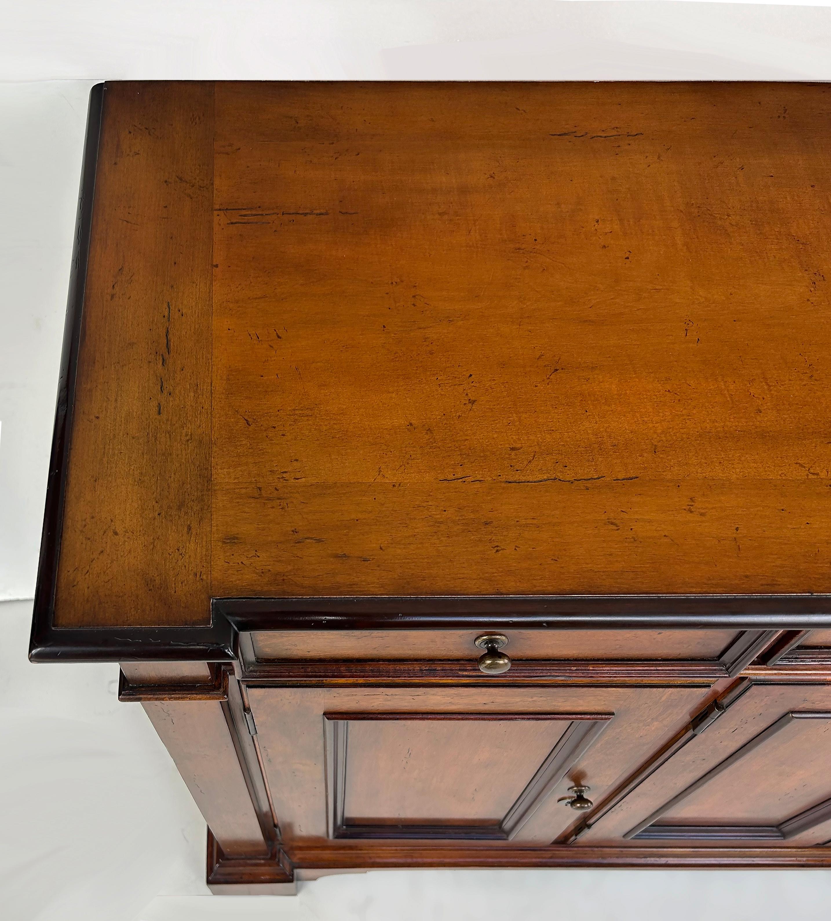 Baker Möbel Toskanischen Stil Nussbaum Sideboard Buffet Schrank (Walnuss) im Angebot